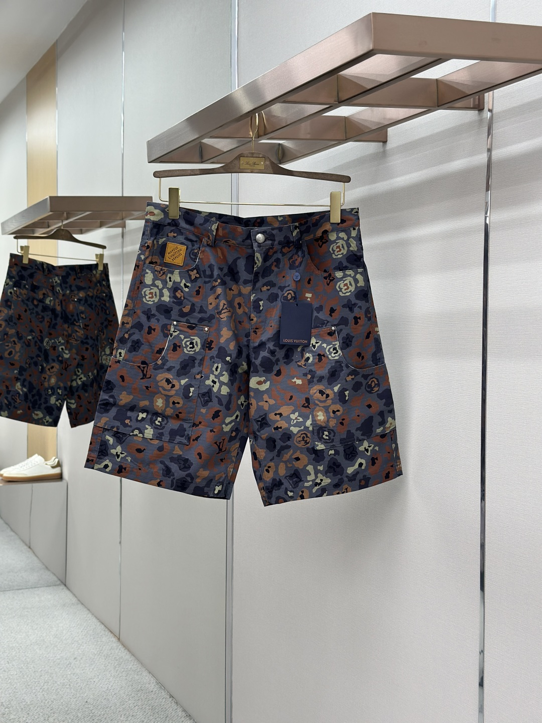 NO:857261,LOUIS VUITTON Workwear Leopard Print Floral Shorts are made of high-density cotton-feel workwear fabric. The texture is tough, crisp and solid to the touch. It is wear-resistant and has excellent breathability. It is not easy to pill and wrinkle after being worn for a long time and sitting for a long time. The classic hardware buttons at the waist are matched with invisible zippers, opening and closing smoothly and firmly. The trousers are integrated with retro leopard print and LV.  The monogram dark pattern mix and match, the wild camouflage tone and the luxury gene are perfectly integrated, the visual hierarchy is exploded and the recognition is full; the double-sided three-dimensional large patch pocket design restores the functional and casual style of overalls, and the pockets are neatly and delicately hemmed, which not only enhances storage practicality but also optimizes leg lines; the whole  The body shape is loose and straight, and the drop-crotch cut does not pick up the leg shape, perfectly modifying all types of leg circumferences; the jacquard positioning printing technology is used in the precision craftsmanship, the pattern is not easy to fade and crack after long-term washing, the hems of the trousers are flat and firm, and the hardware accessories are thick and durable in texture, fully demonstrating the brand's century-old luxury art and street trend integration skills.  Material: Cotton Loose fit Color matching Size SMLXL, Louis Vuitton, Louis Vuitton, shorts,19860909LOUIS VUITTON工装豹纹花卉短裤 采用高密度棉感工装面料,质地坚韧挺括触感扎实,穿着耐磨抗造且具备极佳的透气性,久穿久坐不易起球起皱；腰头经典五金纽扣搭配隐形拉链,开合顺滑稳固,裤身融入复古豹纹与LV monogram暗纹混搭,野性迷彩调性与奢饰基因完美融合,视觉层次炸裂且辨识度拉满；双侧立体大贴袋设计,还原工装裤的机能随性风格,袋口包边工整细腻,既增强储物实用性又优化腿部线条；整体版型宽松直筒,落裆剪裁不挑腿型,完美修饰各类腿围；精工工艺上采用提花定位印花技术,图案久洗不易褪色开裂,裤脚锁边平整牢固,五金配件质感厚重耐用,尽显品牌百年奢艺与街头潮流的融合功力. 材质: 棉 版型宽松 颜色拼色 尺码SMLXL,,louis vuitton,louis vuitton,shorts,,Men's clothing