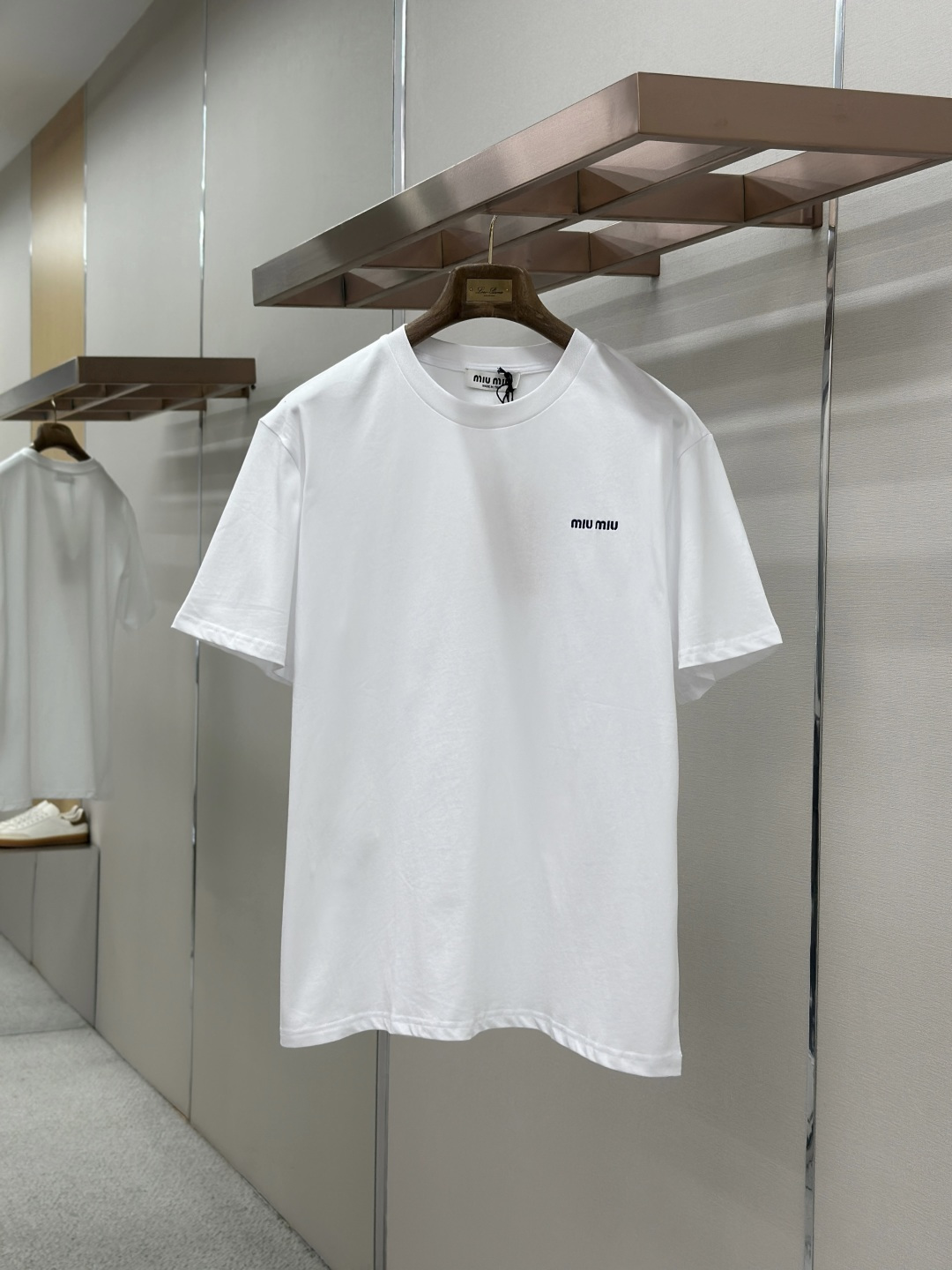 NO:857194,MiuMiu embroidered logo short sleeves. Customized velvet plain cotton. Soft and delicate. Comfortable and close to the skin. Quiet black wrapping power. The iconic MiuMiu embroidered logo embellishes the chest. Low-key and powerful. Highlight the brand charm. Shock your vision with minimalist design. Highlight luxury with a low-key attitude. Process 1: Use imported machine embroidery process. Use advanced computer control system and precision mechanical components to achieve the iconic MiuMiu embroidery operation with high precision and smooth and delicate lines. Process 2:  The fabrics have been washed and have a better hand feel. Not easy to deform, not easy to shrink, not easy to fade, and maintain long-term beauty. Accessories. Customized Miu Miu trademark. Fitted version. Size S M L XL,,miumiu,T-shirt,19860909MiuMiu 刺绣徽标短袖 定制绒感平纹棉 柔软细腻 舒适贴肤 沉静的黑包裹力量 标志性MiuMiu刺绣徽标点缀胸前 低调且有力 彰显品牌魅力 以极简设计 震撼你的视觉 以低调的姿态彰显奢华 工艺1: 采用进口机刺绣工艺 使用先进的计算机控制系统和精密的机械部件 实现标志性MiuMiu刺绣作业 精度高 线条流畅而细腻 工艺2: 面料都经过浇洗 手感质感更佳 不易变形 不易缩水 不易褪色 保持长久的美观 辅料 定制 Miu Miu 商标 版型 合身版型 尺码 S M L XL,,miumiu,T-shirt,,Men's clothing