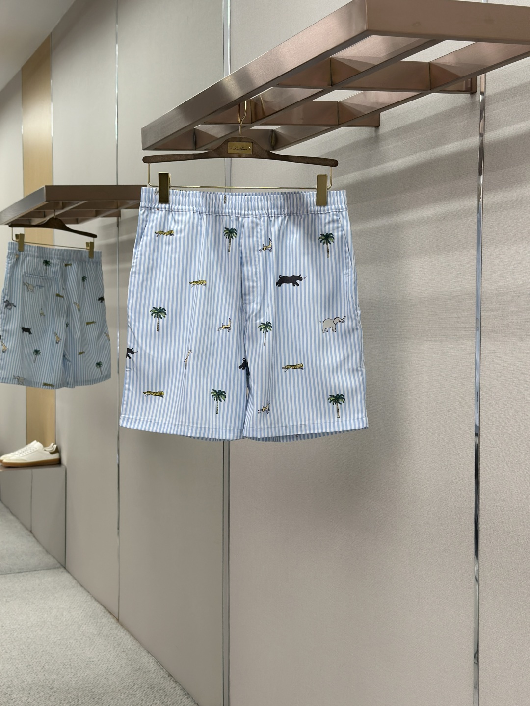 NO:857349,LOUIS VUITTON 26FW animal series shorts designed by Pharrell Williams, striped base fabric + animal print, childlike and luxurious, light and breathable fabric, super comfortable to wear in summer! Animal patterns include zebra, giraffe, etc., full of vacation atmosphere. Loose fit, comfortable and fashionable, can be worn casually or well, easy to create a personalized look! Sizes S-XL,, louis vuitton, shorts,19860909LOUIS VUITTON 26FW动物系列短裤 由Pharrell Williams设计,条纹底布+动物印花,童趣又奢华轻薄透气面料,夏天穿超舒服!动物图案有斑马,长颈鹿等,度假氛围感拉满.宽松版型,舒适又时髦,随便搭或都很出彩,轻松打造个性造型! 尺码S-XL,,louis vuitton,shorts,,Men's clothing