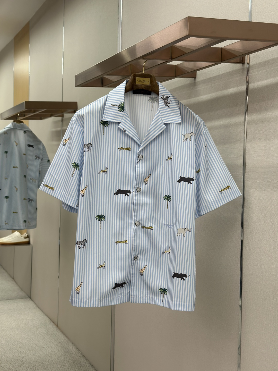 NO:857357,LOUIS VUITTON 26FW animal series short-sleeved shirt designed by Pharrell Williams, striped base fabric + animal print, childlike and luxurious, light and breathable fabric, super comfortable to wear in summer! Animal patterns include zebra, giraffe, etc., full of holiday atmosphere. Loose fit, comfortable and fashionable, casual or stylish, easy to create a personalized look! Sizes S-XL,, louis vuitton, shirts, T-shirt,19860909LOUIS VUITTON 26FW动物系列短袖衬衫 由Pharrell Williams设计,条纹底布+动物印花,童趣又奢华轻薄透气面料,夏天穿超舒服!动物图案有斑马,长颈鹿等,度假氛围感拉满.宽松版型,舒适又时髦,随便搭或都很出彩,轻松打造个性造型! 尺码S-XL,,louis vuitton,shirts,T-shirt,,Men's clothing