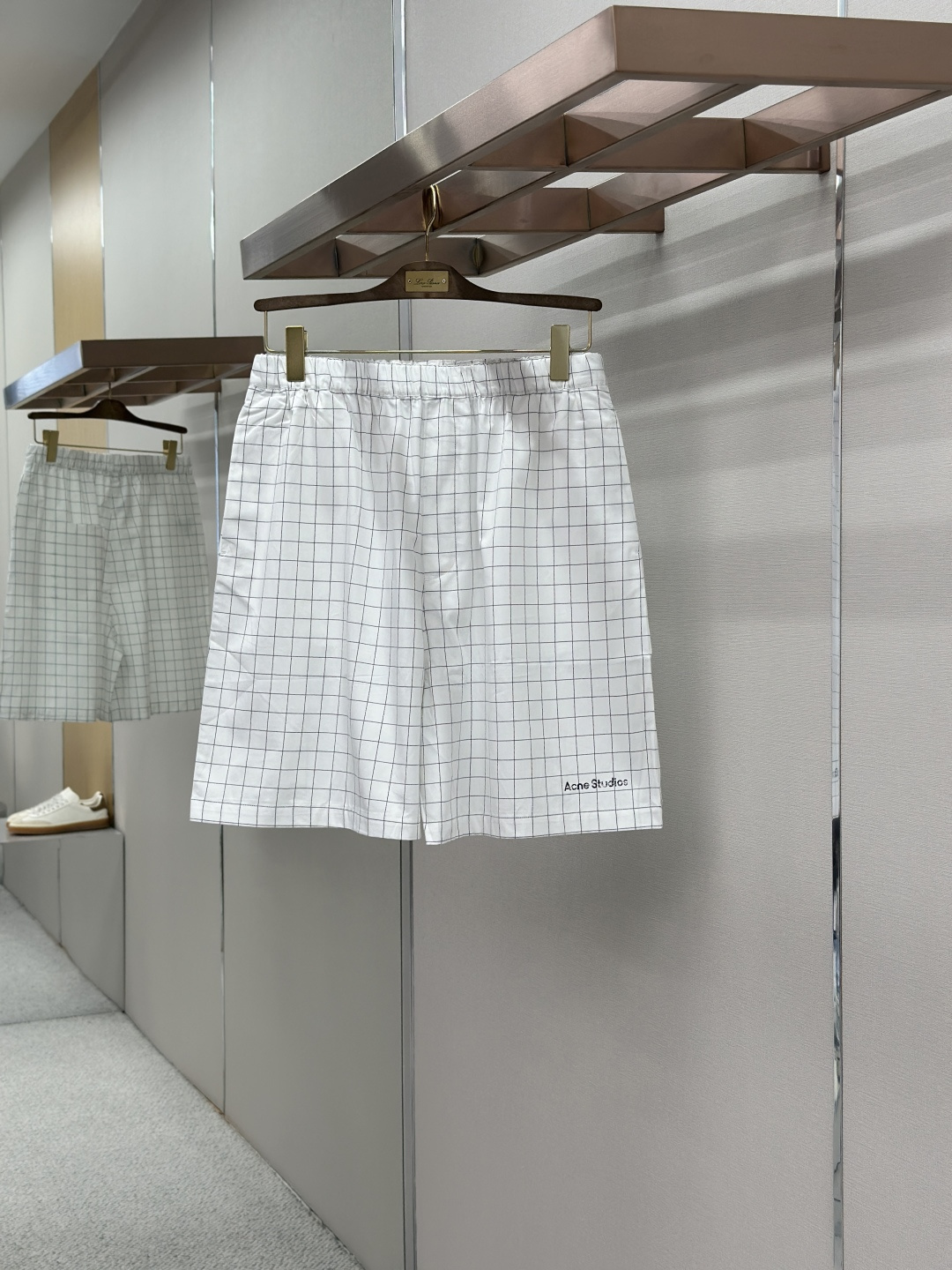 NO:857305,Acne Studios white and black striped plaid letter straight casual shorts ●Original purchase and development of 2659 ●Item No. 1684139-A00 ●Fabric combed cotton ●Full-width checkered craftsmanship ●Color white ●Loose version ●Weight approximately 180 grams ●Size 46-48-50  ●Describes the core technical difficulties of the ultimate full-width grid craftsmanship, integrating the refined standards of light luxury garments, the entire production process is interlocking, and the process accuracy requirements are strict, fully demonstrating the complexity of the production of high-end casual clothing. The fabric is selected  Customized high-density combed cotton blended white and black striped plaid fabric, with uniform warp and weft yarn counts and full yarn-dyed fastness. It has been pre-shrunk and shaped in advance to avoid fabric shrinkage and plaid deformation problems from the source, laying a solid foundation for the plaid process. Cutting  The process abandons traditional manual extensive cutting and adopts laser infrared CNC positioning cutting technology. Each piece is individually calibrated to check the pattern direction, and all splicing parts such as waistband, side seams, pockets, placket, front and rear panels of trousers, and trouser legs are strictly implemented.  The longitude and weft of the white and black lines are 100% aligned, and even small parts such as bag flaps and straps need to be aligned simultaneously. The fabric loss rate is far higher than that of conventional shorts, and the cutting error tolerance rate is almost zero. The overall routing is straight and delicate, the fabric is comfortable and soft, and the color is consistent without color difference.  It can be matched with the same style to create a fashionable look, and can be used in various occasions. Customized accessories, complete with three standards, same style for men and women!  ,,acne studios,dior,shorts,19860909Acne Studios 白黑线条格纹字母直筒休闲短裤 ●原版2659购入开发 ●货号1684139-A00 ●面料精梳棉面料 ●工艺全幅对格工艺 ●颜色白色 ●版型宽松版型 ●克重约180克 ●尺码46-48-50 ●描述以极致全幅对格工艺为核心技术难点,融合轻奢成衣精工标准,整套制作工序环环相扣,工艺精度要求严苛,全方位展现高端休闲服饰的制作复杂度.面料端选用定制高密精梳棉混纺白黑线条格纹胚布,经纬纱线支数均匀、色织牢度拉满,提前经过预缩定型处理,从源头规避面料缩水、格纹形变问题,为对格工艺筑牢基础.裁剪环节摒弃传统人工粗放裁剪,采用激光红外数控定位裁剪技术,每一片裁片单独校准格纹走向,腰头、侧缝、口袋、门襟、裤身前后片、裤脚等所有拼接部位,严格执行白黑线条经纬百分百对位,连袋盖、袢带等小部件都需同步对格,面料损耗率远超常规短裤,裁片容错率近乎为零.整体走线平直细腻,面料舒适柔软,颜色一致无色差 能与同款搭配营造时尚造型,驾驭各种场合,定制辅料,三标齐全,男女同款！,,acne studios,dior,shorts,,Men's clothing