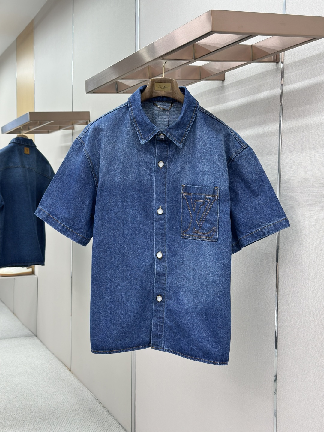 NO:857323,LOUIS VUITTON Louis sketch embroidered LOGO short-sleeved denim  It is made of brand-customized denim high-density jacquard fabric, which is integrated into the classic dark pattern. It is woven with a special process. The texture is fine and three-dimensional, soft and smooth to the touch. It has good breathability and stiffness. It is not easy to deform after long-term wear, highlighting the high-end fabric texture. Classic Cuban collar design, neat and complex lines.  Antique, modified neck line, metal snap closure, high-quality texture and easy to put on and take off; symmetrical chest pocket design, decorated with metal rivets, exquisite details, enhance the overall style layering; the same series of shorts are made of the same fabric and dark pattern design, echoing up and down, and overall coordination and unity.  Material denim fabric Loose fit Color navy blue Size SMLXL,,louis vuitton,louis vuitton,shorts,T-shirt,19860909LOUIS VUITTON 路易素描刺绣LOGO短袖牛仔 采用品牌定制牛仔高密提花面料,通体融入经典暗纹图案,经特殊工艺织造,纹理细腻立体,触感柔软顺滑,兼具良好的透气性与挺括度,久穿不易变形,彰显高端面料质感；经典古巴领设计,线条利落复古,修饰颈部线条,金属按扣开合,质感高级且穿脱便捷；胸前对称口袋设计,搭配金属铆钉点缀,细节精致考究,提升整体造型层次感；同系列短裤采用同款面料与暗纹设计,上下呼应,整体协调统一. 材质牛仔面料 版型宽松 颜色藏蓝色 尺码SMLXL,,louis vuitton,louis vuitton,shorts,T-shirt,,Men's clothing