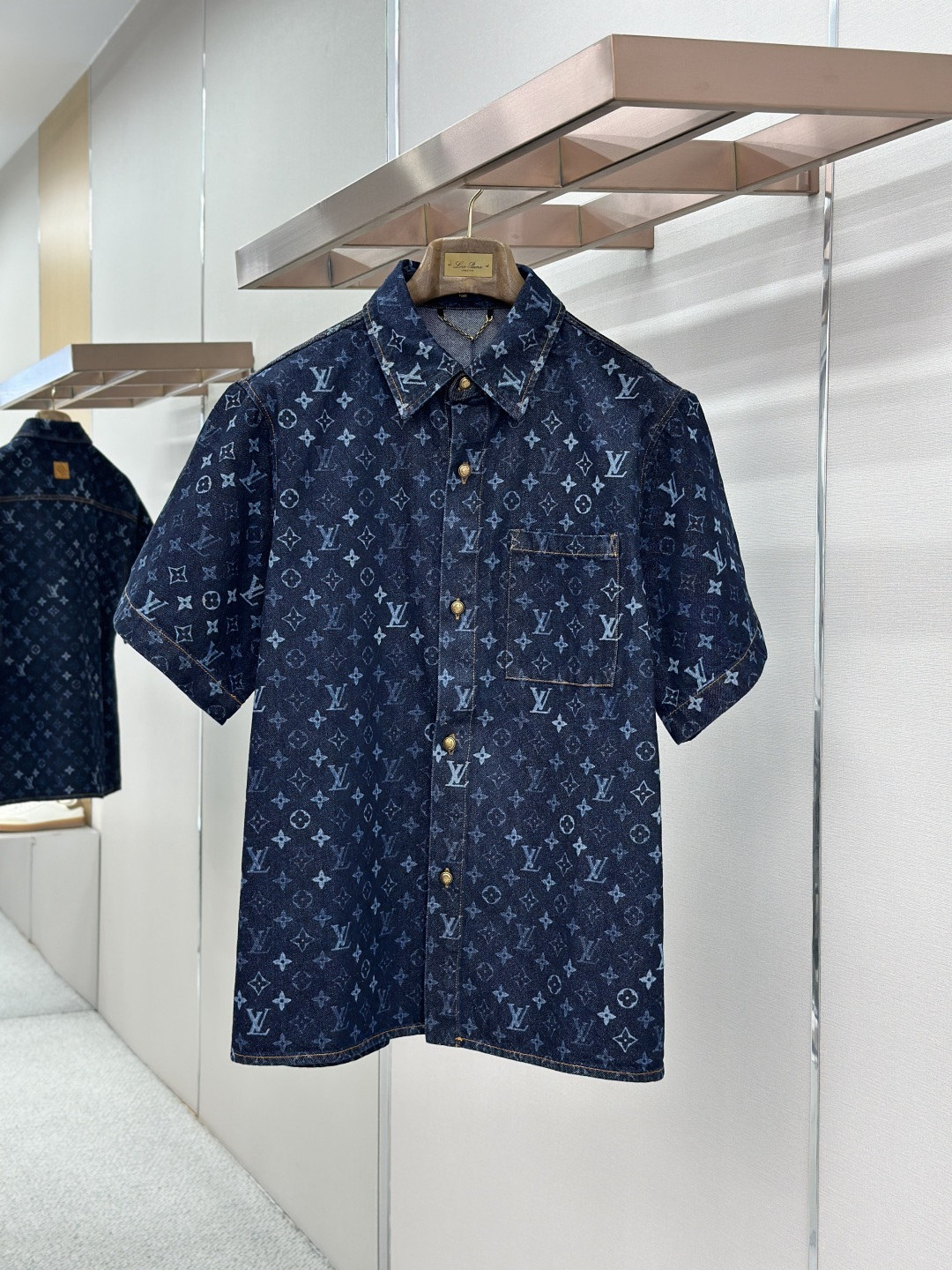 NO:857303,LOUIS VUITTON Louis gradient LOGO short-sleeved denim  It is made of brand-customized denim high-density jacquard fabric, which is integrated into the classic dark pattern. It is woven with a special process. The texture is fine and three-dimensional, soft and smooth to the touch. It has good breathability and stiffness. It is not easy to deform after long-term wear, highlighting the high-end fabric texture. Classic Cuban collar design, neat and complex lines.  Antique, modified neck line, metal snap closure, high-quality texture and easy to put on and take off; symmetrical chest pocket design, decorated with metal rivets, exquisite details, enhance the overall style layering; the same series of shorts are made of the same fabric and dark pattern design, echoing up and down, and overall coordination and unity.  Material denim fabric Loose fit Color navy blue Size SMLXL,,louis vuitton,louis vuitton,shorts,T-shirt,19860909LOUIS VUITTON 路易渐变LOGO短袖牛仔 采用品牌定制牛仔高密提花面料,通体融入经典暗纹图案,经特殊工艺织造,纹理细腻立体,触感柔软顺滑,兼具良好的透气性与挺括度,久穿不易变形,彰显高端面料质感；经典古巴领设计,线条利落复古,修饰颈部线条,金属按扣开合,质感高级且穿脱便捷；胸前对称口袋设计,搭配金属铆钉点缀,细节精致考究,提升整体造型层次感；同系列短裤采用同款面料与暗纹设计,上下呼应,整体协调统一. 材质牛仔面料 版型宽松 颜色藏蓝色 尺码SMLXL,,louis vuitton,louis vuitton,shorts,T-shirt,,Men's clothing