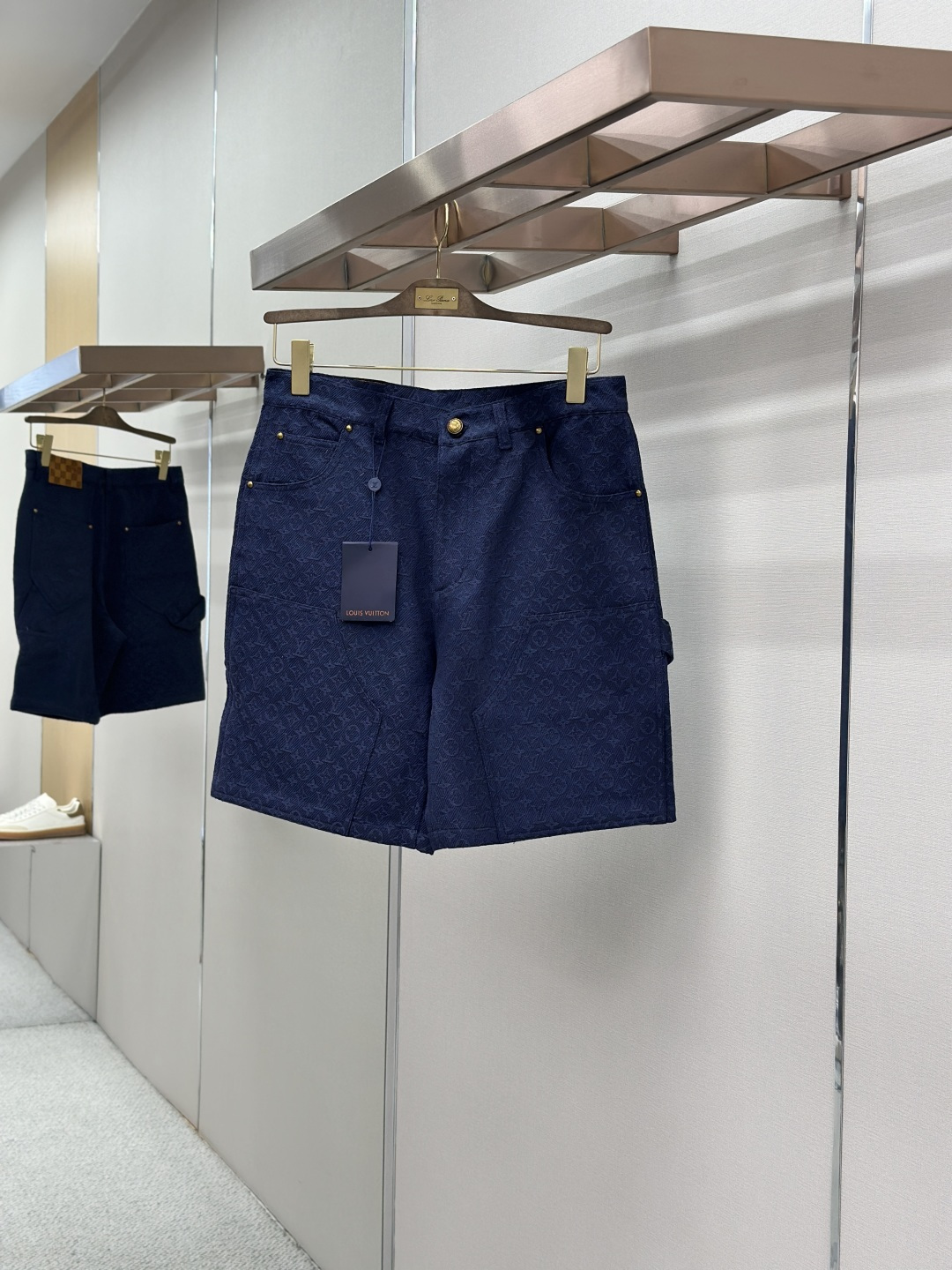 NO:857332,LOUIS VUITTON Louis dark pattern jacquard shorts  It is made of brand-customized denim high-density jacquard fabric, which is integrated into the classic dark pattern. It is woven with a special process. The texture is fine and three-dimensional, soft and smooth to the touch. It has good breathability and stiffness. It is not easy to deform after long-term wear, highlighting the high-end fabric texture. Classic Cuban collar design, neat and complex lines.  Antique, modified neck line, metal snap closure, high-quality texture and easy to put on and take off; symmetrical chest pocket design, decorated with metal rivets, exquisite details, enhance the overall style layering; the same series of shorts are made of the same fabric and dark pattern design, echoing up and down, and overall coordination and unity.  Material denim fabric Loose fit Color navy blue Size SMLXL,,louis vuitton,louis vuitton,shorts,19860909LOUIS VUITTON 路易暗纹提花短裤 采用品牌定制牛仔高密提花面料,通体融入经典暗纹图案,经特殊工艺织造,纹理细腻立体,触感柔软顺滑,兼具良好的透气性与挺括度,久穿不易变形,彰显高端面料质感；经典古巴领设计,线条利落复古,修饰颈部线条,金属按扣开合,质感高级且穿脱便捷；胸前对称口袋设计,搭配金属铆钉点缀,细节精致考究,提升整体造型层次感；同系列短裤采用同款面料与暗纹设计,上下呼应,整体协调统一. 材质牛仔面料 版型宽松 颜色藏蓝色 尺码SMLXL,,louis vuitton,louis vuitton,shorts,,Men's clothing
