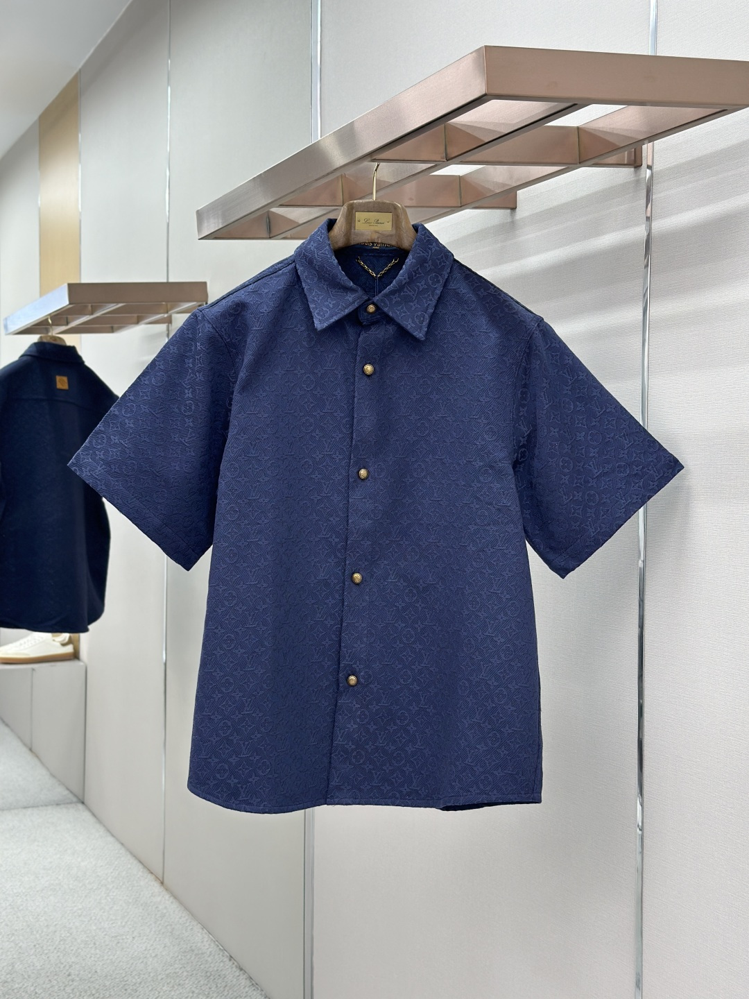 NO:857343,LOUIS VUITTON Louis dark pattern jacquard short-sleeved denim  It is made of brand-customized denim high-density jacquard fabric, which is integrated into the classic dark pattern. It is woven with a special process. The texture is fine and three-dimensional, soft and smooth to the touch. It has good breathability and stiffness. It is not easy to deform after long-term wear, highlighting the high-end fabric texture. Classic Cuban collar design, neat and complex lines.  Antique, modified neck line, metal snap closure, high-quality texture and easy to put on and take off; symmetrical chest pocket design, decorated with metal rivets, exquisite details, enhance the overall style layering; the same series of shorts are made of the same fabric and dark pattern design, echoing up and down, and overall coordination and unity.  Material denim fabric Loose fit Color navy blue Size SMLXL,,louis vuitton,louis vuitton,shorts,T-shirt,19860909LOUIS VUITTON 路易暗纹提花短袖牛仔 采用品牌定制牛仔高密提花面料,通体融入经典暗纹图案,经特殊工艺织造,纹理细腻立体,触感柔软顺滑,兼具良好的透气性与挺括度,久穿不易变形,彰显高端面料质感；经典古巴领设计,线条利落复古,修饰颈部线条,金属按扣开合,质感高级且穿脱便捷；胸前对称口袋设计,搭配金属铆钉点缀,细节精致考究,提升整体造型层次感；同系列短裤采用同款面料与暗纹设计,上下呼应,整体协调统一. 材质牛仔面料 版型宽松 颜色藏蓝色 尺码SMLXL,,louis vuitton,louis vuitton,shorts,T-shirt,,Men's clothing