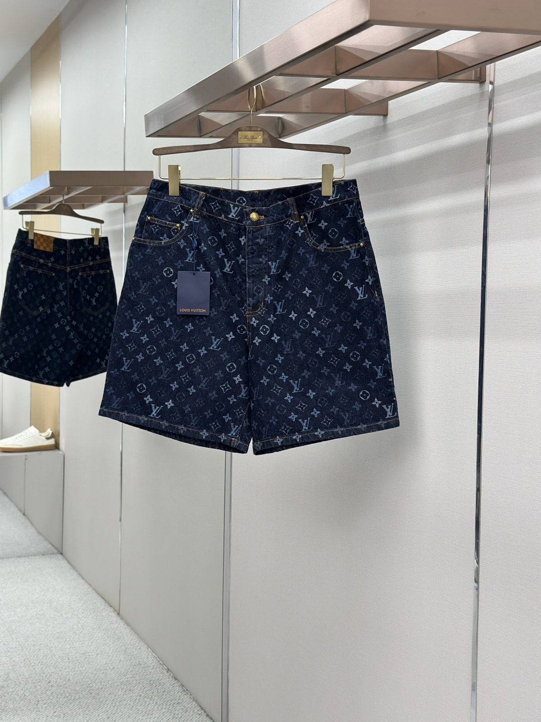 NO:857294,LOUIS VUITTON Louis gradient LOGO shorts  It is made of brand-customized denim high-density jacquard fabric, which is integrated into the classic dark pattern. It is woven with a special process. The texture is fine and three-dimensional, soft and smooth to the touch. It has good breathability and stiffness. It is not easy to deform after long-term wear, highlighting the high-end fabric texture. Classic Cuban collar design, neat and complex lines.  Antique, modified neck line, metal snap closure, high-quality texture and easy to put on and take off; symmetrical chest pocket design, decorated with metal rivets, exquisite details, enhance the overall style layering; the same series of shorts are made of the same fabric and dark pattern design, echoing up and down, and overall coordination and unity.  Material denim fabric Loose fit Color navy blue Size SMLXL,,louis vuitton,louis vuitton,shorts,19860909LOUIS VUITTON 路易渐变LOGO短裤 采用品牌定制牛仔高密提花面料,通体融入经典暗纹图案,经特殊工艺织造,纹理细腻立体,触感柔软顺滑,兼具良好的透气性与挺括度,久穿不易变形,彰显高端面料质感；经典古巴领设计,线条利落复古,修饰颈部线条,金属按扣开合,质感高级且穿脱便捷；胸前对称口袋设计,搭配金属铆钉点缀,细节精致考究,提升整体造型层次感；同系列短裤采用同款面料与暗纹设计,上下呼应,整体协调统一. 材质牛仔面料 版型宽松 颜色藏蓝色 尺码SMLXL,,louis vuitton,louis vuitton,shorts,,Men's clothing