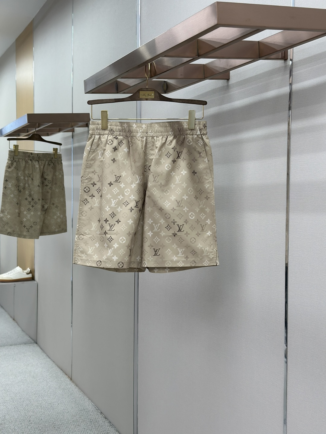 NO:857365,LOUIS VUITTON MONOGRAM full-print beach shorts ●Original purchase of 6600 for development ●Item number 1684461-A25 ●Fabric nylon technology quick-drying fabric ●Digital direct injection process ●Color apricot ●Fit-fitting version ●Weight approximately 125 grams ●Size S-M-L-XL ●Description of this LOUIS VUITTON  MONOGRAM all-over printing shorts are made of lightweight and breathable high-quality fabrics. They are smooth and skin-friendly, dry and comfortable on the upper body, and have excellent drape and wrinkle resistance. The pants are made of high-precision all-over printing technology. The classic MONOGRAM pattern is full of color and clear, firm and not easy to fall off, and restores the brand's iconic texture. The waist is designed with drawstring elasticity.  It adapts to a variety of waist sizes, is easy to put on and take off, and fits snugly without constricting the waist. The side seam slits and flat seaming technology make the lines neat and smooth, increasing the freedom of movement, and the details are exquisite. The light khaki color is soft and versatile, which can be easily used for daily travel or leisure vacations, and can easily create a trendy and advanced look. The overall wiring is straight and delicate, the fabric is comfortable and soft, and the colors are consistent without color difference.  It can be matched with the same style to create a fashionable look, and can be used in various occasions. Customized accessories, complete with three standards, same style for men and women!  ,,louis vuitton,shorts,19860909LOUIS VUITTON MONOGRAM满印沙滩短裤 ●原版6600购入开发 ●货号1684461-A25 ●面料锦纶科技速干面料 ●工艺数码直喷工艺 ●颜色杏色 ●版型合身版型 ●克重约125克 ●尺码S-M-L-XL ●描述这款LOUIS VUITTON MONOGRAM满印短裤,甄选轻盈透气的优质面料打造,触感顺滑亲肤,上身干爽舒适,兼具出色的垂坠感与抗皱性.裤身采用高精度满印工艺,经典MONOGRAM图案色彩饱满清晰,牢固不易脱落,还原品牌标志性质感.腰部为抽绳松紧设计,适配多种腰围,穿脱便捷,贴合不勒腰.侧缝开叉与平整锁边工艺,走线工整流畅,提升活动自由度,细节尽显精致.浅卡其色调柔和百搭,日常出行或休闲度假皆可轻松驾驭,轻松打造潮流高级造型.整体走线平直细腻,面料舒适柔软,颜色一致无色差 能与同款搭配营造时尚造型,驾驭各种场合,定制辅料,三标齐全,男女同款！,,louis vuitton,shorts,,Men's clothing