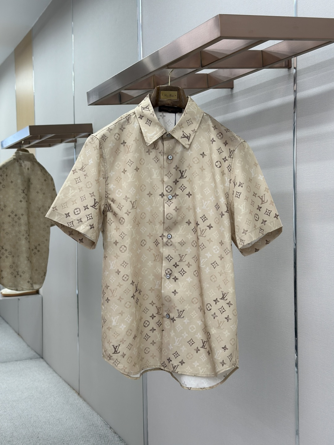 NO:857374,LOUIS VUITTON MONOGRAM full-print beach short sleeves ●Original purchase of 11300 for development ●Item number 1684462-A35 ●Fabric nylon technology quick-drying fabric ●Digital direct injection process ●Color apricot ●Fit-fitting version ●Weight approximately 220 grams ●Size S-M-L-XL ●Description of this LOUIS VUITTON  MONOGRAM full-print short-sleeves are made of lightweight and breathable high-quality fabrics. They are smooth and skin-friendly, dry and comfortable on the upper body, and have excellent drape and wrinkle resistance. The pants are made of high-precision all-over printing technology. The classic MONOGRAM pattern is full of color and clear, firm and not easy to fall off, restoring the brand's iconic texture. The waist is designed with drawstring elasticity.  It adapts to a variety of waist sizes, is easy to put on and take off, and fits snugly without constricting the waist. The side seam slits and flat seaming technology make the lines neat and smooth, increasing the freedom of movement, and the details are exquisite. The light khaki color is soft and versatile, which can be easily used for daily travel or leisure vacations, and can easily create a trendy and advanced look. The overall wiring is straight and delicate, the fabric is comfortable and soft, and the colors are consistent without color difference.  It can be matched with the same style to create a fashionable look, and can be used in various occasions. Customized accessories, complete with three standards, same style for men and women!  ,,louis vuitton,T-shirt,19860909LOUIS VUITTON MONOGRAM满印沙滩短袖 ●原版11300购入开发 ●货号1684462-A35 ●面料锦纶科技速干面料 ●工艺数码直喷工艺 ●颜色杏色 ●版型合身版型 ●克重约220克 ●尺码S-M-L-XL ●描述这款LOUIS VUITTON MONOGRAM满印短袖甄选轻盈透气的优质面料打造,触感顺滑亲肤,上身干爽舒适,兼具出色的垂坠感与抗皱性.裤身采用高精度满印工艺,经典MONOGRAM图案色彩饱满清晰,牢固不易脱落,还原品牌标志性质感.腰部为抽绳松紧设计,适配多种腰围,穿脱便捷,贴合不勒腰.侧缝开叉与平整锁边工艺,走线工整流畅,提升活动自由度,细节尽显精致.浅卡其色调柔和百搭,日常出行或休闲度假皆可轻松驾驭,轻松打造潮流高级造型.整体走线平直细腻,面料舒适柔软,颜色一致无色差 能与同款搭配营造时尚造型,驾驭各种场合,定制辅料,三标齐全,男女同款！,,louis vuitton,T-shirt,,Men's clothing