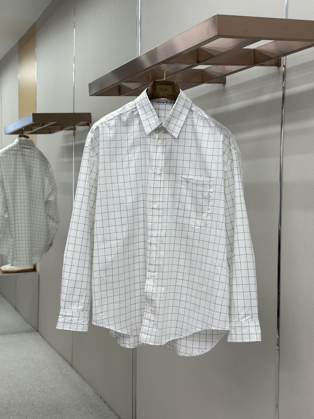 NO:857315,Acne Studios white and black striped plaid letter casual button-down shirt ●Original purchase and development of 4584 ●Item number 1684418-A45 ●Fabric high-count combed fabric ●Process positioning cutting process ●Color white ●Loose version ●Weight York ●Size 46-48-50-52  ●Description takes the whole-area warp and weft alignment as the core process barrier, strictly follows the production standards of light luxury high-end ready-made garments, breaks the technological limitations of conventional plaid clothing with extreme alignment accuracy, and has closed-loop quality control throughout the process. The production complexity and detail control are far superior to those of ordinary products, perfectly integrating minimalist design with hard-core ready-to-wear technology. The fabric is made of customized high-count combed yarn-dyed plaid gray fabric, warp and weft yarns  The count is uniform, the density is regular, and the color fastness of the yarn-dyed fabric is full. It has undergone double pre-shrinking and anti-deformation treatment to eliminate the problems of washing shrinkage, skewed plaid, and warp and weft offset from the source. This builds a stable base material foundation for the all-over grid process. The fabric has both a stiff bone feel and skin-friendly comfort, and the upper body is vertical and stylish without being soft. The overall wiring is straight and delicate, the fabric is comfortable and soft, and the color is consistent without color difference.  It can be matched with the same style to create a fashionable look, and can be used in various occasions. Customized accessories, complete with three standards, same style for men and women!  ,,acne studios,dior,shirts,19860909Acne Studios 白黑线条格纹字母休闲纽扣衬衫 ●原版4584购入开发 ●货号1684418-A45 ●面料高支精梳面料 ●工艺定位裁床工艺 ●颜色白色 ●版型宽松版型 ●克重约克 ●尺码46-48-50-52 ●描述以全衣全域经纬对格为核心工艺壁垒,严格遵循轻奢高阶成衣制作标准,以极致对位精度打破常规格纹服饰的工艺局限,全流程闭环质控,制作复杂度与细节把控力远超市面通货,将极简设计与硬核成衣工艺完美融合.面料采用定制高支精梳色织格纹胚布,经纬纱线支数均匀、密度规整,色织固色牢度拉满,前经过双重预缩定型抗形变处理,从源头杜绝水洗缩水、格纹歪斜、经纬偏移问题,为全位对格工艺筑牢稳定基材基础,面料兼具挺括骨感与亲肤舒适度,上身垂顺有型不软塌.整体走线平直细腻,面料舒适柔软,颜色一致无色差 能与同款搭配营造时尚造型,驾驭各种场合,定制辅料,三标齐全,男女同款！,,acne studios,dior,shirts,,Men's clothing