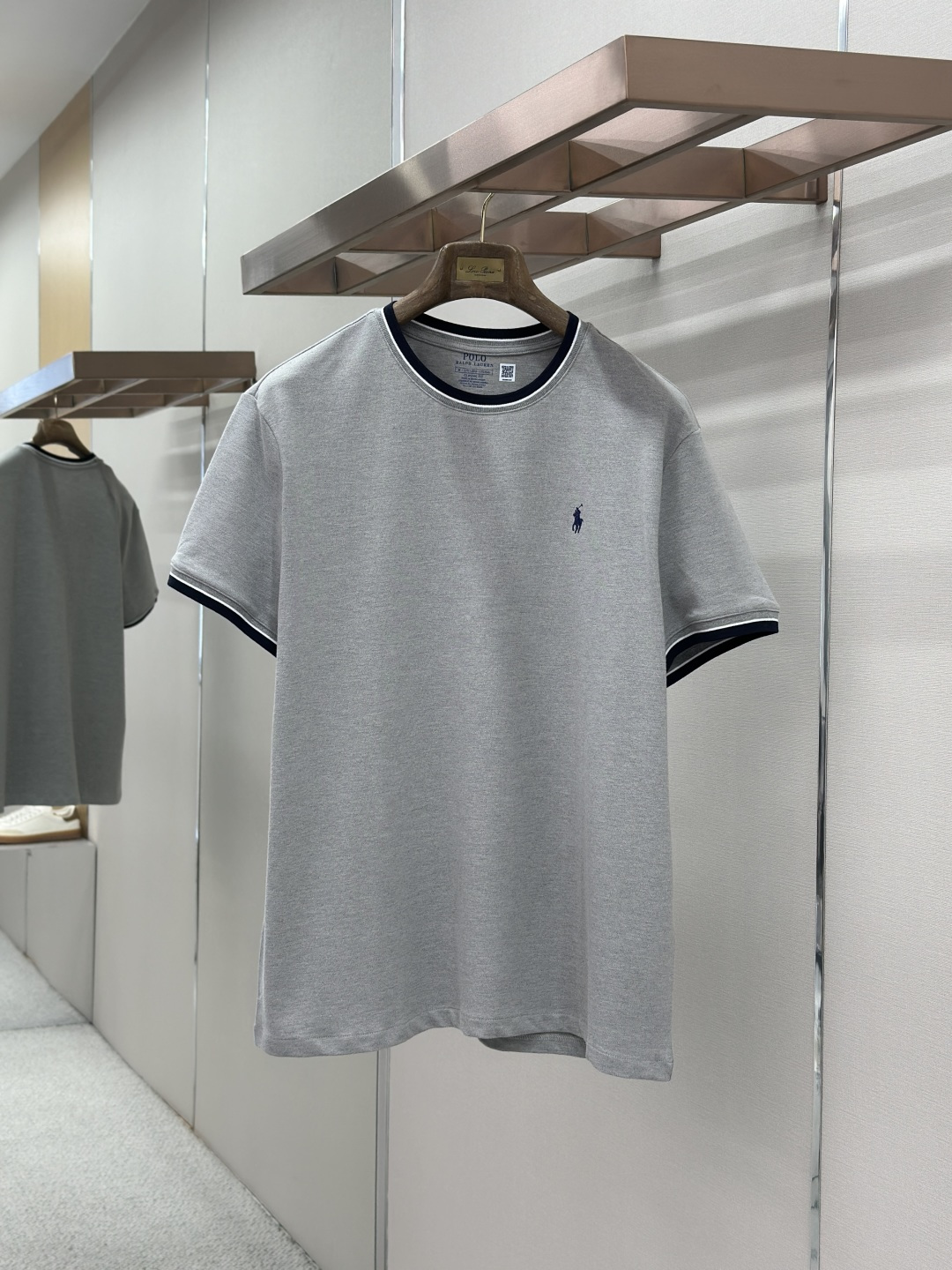 NO:857167,RL Ralph Lauren contrast collar pony embroidered short-sleeved T-shirt  The main body of the garment is made of high-count combed cotton fabric. The fabric has undergone multiple pre-shrinking and sanding processes. It feels delicate, soft and skin-friendly without itching, and the upper body fits the skin without being tight. The overall fabric texture is tight and flat, with a high-grade matte soft texture. It has excellent breathability and perspiration performance. It is not easy to get sweaty and sticky when worn for a long time in summer. It also has excellent anti-wrinkle and wear-resistant properties. It is not easy to deform, pill or fade after repeated washing.  The yellow color ensures the high-end quality and long-term wearing value of the clothing from the root; the neckline adopts a classic contrasting ribbed round neck design, with a built-in double stitching reinforcement process in the collar, which is not easy to loosen and deform after being worn and washed many times. The contrasting edge lines are smooth and neat, which not only softly modifies the neck line, but also injects a retro layered style into the simple body; the cuffs and hem are made of double-needle stitching technology, which is neat and precise, and the corners are not easy to curl and deform.  Material: cotton, slightly loose fit, color off-white, light gray, dark blue, size SMLXL, T-shirt, tees, t-shirt,19860909RL拉夫劳伦撞色领小马刺绣短袖T恤  采用高支精梳棉面料打造衣身主体,面料经过多道预缩与磨毛工艺处理,触感细腻软糯亲肤无刺痒感,上身贴合肌肤不紧绷；整体面料肌理紧致平整,自带高级哑光柔光质感,具备出众的透气排汗性能,夏日穿着久穿不易闷汗黏身,同时具备出色的抗皱耐磨属性,反复洗涤不易变形起球、不易褪色发黄,从根源保障服饰的高端品质与长期穿着价值；领口采用经典撞色罗纹圆领设计,领部内置双车线加固工艺,多次穿洗不易松垮变形,撞色镶边线条流畅利落,既柔和修饰颈部线条,又为简约衣身注入复古层次格调；袖口与下摆均采用双针线锁边工艺,走线工整精密,边角不易卷边变形. 材质: 棉 版型微宽松 颜色米白色浅灰色深藏青色 尺码SMLXL,,T-shirt,tees，t-shirt,,Men's clothing