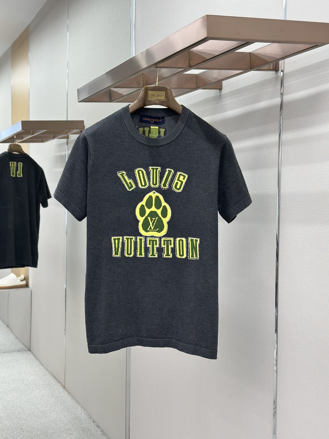 NO:857223,LOUIS VUITTON Louis Vuitton dog paw knitted short-sleeves are made of combed cotton yarn knitted cotton fabric. The high-weight special yarn of pure cotton feels full when weighed, and the upper body is more textured than ordinary T-shirts. This texture can cope with the weather easily and is suitable for both hot and cold!  The pattern on the chest adopts three-dimensional wool hanging technology, and is perfectly produced stitch by stitch with reference to the original version!  The loose fit design makes you look taller and slimmer. It can be matched with many types of clothing to create a fashionable look. Customized accessories, complete with three standards, same style for men and women!  Material cotton, loose fit, color green, size SMLXL, louis vuitton, louis vuitton, T-shirt,19860909LOUIS VUITTON路易威登狗掌针织短袖 采用精梳棉质纱线针织纺棉布面料制作,纯棉的高克重特殊纱,掂起来手感份量十足,上身也比普通T更加有质感,这种质地能应对天气自如,冷热皆宜！胸前的图案采用立体挂毛工艺,参照原版一针一线完美出品！宽松版型设计,显高显瘦,能与多类型服饰搭配营造时尚造型,定制辅料,三标齐全,男女同款！ 材质棉 版型宽松 颜色绿色 尺码SMLXL,,louis vuitton,louis vuitton,T-shirt,,Men's clothing