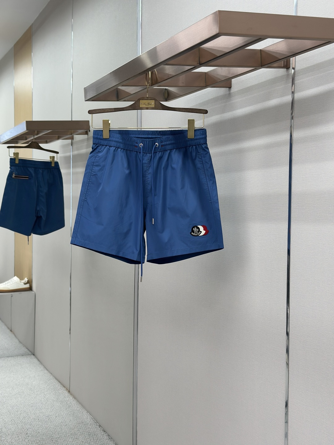 NO:857351,Moncler patch logo shorts ●Original purchase of 3500 yuan for development ●Item No. 1684322-A15 ●Fabric ice rib woven nylon fabric ●Technology positioning cutting process ●Color black navy light blue ●Fit fit ●Weight approximately 165 grams ●Size S-M-L-XL ●Description Customized ice rib woven nylon with fine mesh lining Refreshing and breathable Comfortable to the skin Mainly ink navy blue  Deep and calm, the iconic Moncler logo patch is lightly embellished on the trousers, instantly injecting soul into the overall look and highlighting the brand's charm. The zipper pocket is cleverly integrated into the back, supplemented by three-color trim embellishment, adding layering and dynamics. Every detail is a rebellion against traditional workwear. It unlocks the ever-changing elegance of summer with a light posture. The 'Moncler logo patch' is positioned using imported special machine infrared for more accurate position, firm and strong template machine bag opening, and a preset template guides the position, shape and size of the bag opening.  The accuracy ensures the quality of the bag opening effect. The fabrics have been fermented and washed to have a better feel and texture. They are not easy to deform, shrink or fade, and maintain long-term beauty. The overall wiring is straight and delicate, the fabric is comfortable and soft, and the color is consistent without color difference. It can be matched with the same style to create a fashionable look and control various occasions. Customized accessories, complete three standards, same style for men and women!  ,,shorts,19860909Moncler 贴片标识短裤 ●原版3500购入开发 ●货号1684322-A15 ●面料冰壤棱织尼龙面料 ●工艺定位裁床工艺 ●颜色黑色 藏蓝色 浅蓝 ●版型合身版型 ●克重约165克 ●尺码S-M-L-XL ●描述定制冰壤棱织尼龙 搭配细密网布衬里 清爽透气 舒适贴肤 以墨海藏蓝为主色调 深邃而沉静 标志性Moncler标识贴片轻缀裤身 瞬间为整体造型注入灵魂 彰显品牌魅力 背面巧妙融入拉链口袋 辅以三色饰边点缀 增添层次与动感 每一处细节都是对传统工装的反叛 以轻盈之姿解锁夏日百变奢雅.采用进口专机红外线定位“Moncler标识贴片” 位置更为精准 牢固结实模版机开袋 预设的模板来指导开袋的位置 形状和大小 精确性确保了开袋效果质量面料都经过酵洗 手感质感更佳 不易变形 不易缩水 不易褪色 保持长久的美观.整体走线平直细腻,面料舒适柔软,颜色一致无色差 能与同款搭配营造时尚造型,驾驭各种场合,定制辅料,三标齐全,男女同款！,,shorts,,Men's clothing