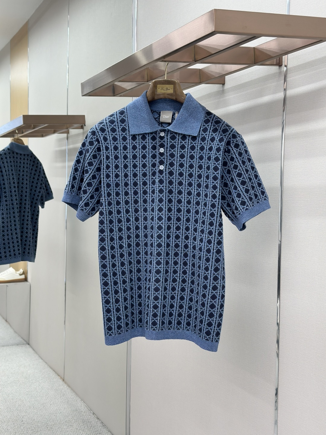 NO:857377,Dior diamond pattern jacquard wool blend knitted short-sleeved POLO shirt ●Original version purchased and developed by 21859 ●Item number 1684499-B25 ●Fabric wool blend fabric ●Technical knitted jacquard technology ●Color blue ●Fit-fitting version ●Weight approximately 640 grams ●Size S-M-L-XL  ●Description: This short-sleeved Polo is made of high-quality blended knitted fabrics. It uses classic jacquard technology to weave a full-length retro rhombus pattern. Dark and light contrasting colors interweave to present a delicate three-dimensional texture. It has a full visual hierarchy and excellent drape. The lapel design is spliced with fabrics of the same color and different textures. The collar is stiff and not easy to deform. The three custom buttons on the placket are firm and precise.  The ribbed cuffs of the short sleeves are regular and neat, the body lines are tight and smooth, and the overall shape is loose and moderate, taking into account both casual style and high-end texture, taking into account both daily wear and light business occasions. It is breathable and skin-friendly, and is not easy to pill and deform after long-term wear. The details and craftsmanship show exquisite quality. The overall line routing is straight and delicate, the fabric is comfortable and soft, and the color is consistent without color difference.  Can be matched with the same style to create a fashionable look, to suit various occasions, customized accessories, complete with three standards!  ,,dior,T-shirt,19860909Dior 菱格纹提花羊毛混纺针织短袖POLO衫 ●原版21859购入开发 ●货号1684499-B25 ●面料羊毛混纺面料 ●工艺针织提花工艺 ●颜色蓝色 ●版型合身版型 ●克重约640克 ●尺码S-M-L-XL ●描述这款短袖Polo甄选优质混纺针织面料打造,采用经典提花工艺织就满幅复古菱格纹样,深浅撞色交织呈现细腻立体的肌理质感,视觉层次饱满且兼具出色垂坠度.翻领设计采用同色系异肌理面料拼接,领型挺括不易变形,门襟三颗定制纽扣牢固精致,开合顺滑.短袖罗纹收口做工规整,衣身走线严密平整,整体版型宽松有度,兼顾休闲格调与高级质感,兼顾日常穿搭与轻商务场合,穿着透气亲肤,长久穿着不易起球变形,细节工艺尽显考究品质.整体走线平直细腻,面料舒适柔软,颜色一致无色差 能与同款搭配营造时尚造型,驾驭各种场合,定制辅料,三标齐全！,,dior,T-shirt,,Men's clothing