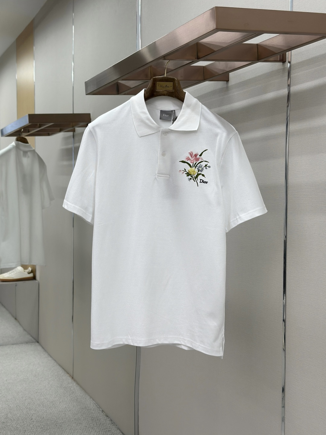 NO:857333,DIOR Dior floral embroidered solid color short sleeves  Made of imported top-grade double-ply long-staple cotton pique fabric, the texture is thick and delicate, and feels as soft and skin-friendly as clouds. It has excellent breathability and perspiration, drape resistance and wear resistance. It has a matte advanced texture and is not easy to pill, deform and fade after long-term wear. It can easily achieve the dual experience of all-day comfort and high-end style; neckline  It adopts the classic lapel hand-locking and shaping process, and the collar has been processed with multiple reinforced threads. It is smooth and does not curl, and is not easily deformed after long-term wear. It can not only fit the neck line to modify the proportion of the head and neck, but also retain sufficient room for wearing activities, taking into account the neat silhouette and the comfortable and relaxed feeling of daily wear; the left chest is designed with the brand's iconic flower embroidery, using  Multi-color high-density embroidery threads are created through multiple hand-embroidery processes. The stitches are fine and flat, the color transition is natural and vivid, the flower patterns are lifelike, the embroidery edges are clear and there are no jumps, low-key highlighting the brand texture, adding a highly recognizable artistic texture to the simple solid color body; the placket adopts a two-button half-open design, with exclusive brand customization  Matte resin buttons, the locks are firm and will not fall off, the wiring is smooth and neat, and every stitch is even and fine, showing the brand's ingenuity and craftsmanship; the cuffs and hem adopt double-press seaming technology, the wiring is smooth and neat, and it is not easy to deform and curl. The front and rear length difference design not only ensures a neat sense of wear, but also improves the fit and freedom of movement.  Material: cotton, loose fit, navy blue, pure white, size SMLXL, dior, dior, T-shirt,19860909DIOR 迪奥花卉刺绣纯色短袖 采用进口顶级双股长绒棉珠地面料,质地厚实细腻,触感如云朵般柔软亲肤,兼具出色的透气排汗性、垂坠抗皱性与耐磨耐穿性,自带哑光高级肌理质感,久穿不易起球、变形、褪色,轻松实现全天候舒适穿着与高级格调的双重体验；领口采用经典翻领手工锁边定型工艺,领圈经过多道加固走线处理,平整不卷边、久穿不易变形,既能贴合颈部线条修饰头颈比例,又能保留充足的穿着活动余量,兼顾利落版型与日常穿搭的自在松弛感；左胸采用品牌标志性花卉刺绣设计,采用多色高密绣线经过多道手工刺绣工序打造,针脚细腻平整,色彩过渡自然生动,花卉图案栩栩如生,刺绣边缘清晰无跳线,低调彰显品牌质感,为简约纯色衣身增添了极具辨识度的艺术质感；门襟采用两粒扣半开式设计,搭配品牌专属定制哑光树脂纽扣,锁扣牢固不脱落,走线平整工整,每一处针脚都均匀细密,尽显品牌匠心工艺；袖口与下摆采用双压线锁边工艺,走线平整工整,不易变形卷边,前后长短差设计既保证了穿搭的利落感,又能提升穿着的贴合度与活动自由度. 材质: 棉 版型宽松 颜色藏青色纯白色 尺码SMLXL,,dior,dior,T-shirt,,Men's clothing