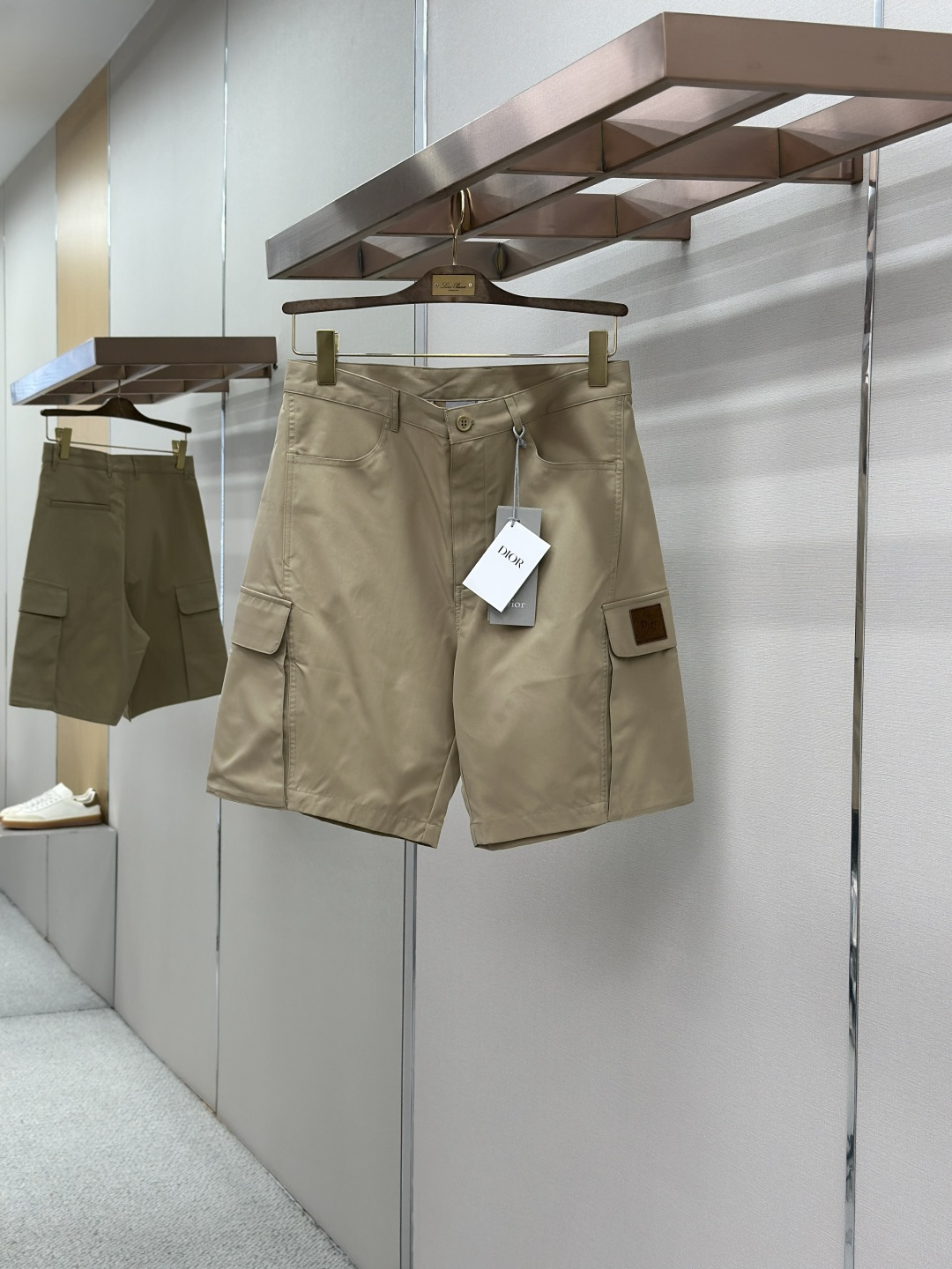 NO:857359,DIOR 26SFW spring and summer new cargo shorts [Style design] Cargo shorts silhouette, simple and neat lines. Front and middle waist cord design, the elasticity can be adjusted freely, taking into account both wearing comfort and style. Slip pockets on both sides combined with pockets on both sides of the back panel, both practical wear properties and overall layering ━━━ [Fabric technology] Selected fine-grained cotton fabrics, feel skin-friendly and comfortable to wear  The fabric texture is clear and has its own texture, which is suitable for daily life and relaxed commuting scenes in spring and summer ━━━ [Technical details] Front and center zipper opening and closing, easy to put on and take off. Front and center hidden buckle, more complete details. Logo hardware logo embellishment, strengthen brand recognition. Brand-level workmanship standards, details in place, correct version, welcome to compare ━━━ [Specification information] Color Brown Black Code number 46 48 50 52  A pair of spring and summer shorts that combine workwear feel, comfort and completion, simple but not simple.,,dior,shorts,19860909DIOR 26SFW春夏新品工装短裤 [ 版型设计 ] 工装短裤廓形,线条简洁利落 前中腰绳设计,可自由调节松紧,兼顾穿着舒适度与造型感 两侧插袋结合后幅两侧口袋,实穿属性与整体层次兼备 ━━━ [ 面料工艺 ] 甄选棉质细纹面料,手感亲肤,穿着舒适 面料纹理清晰,自带质感,契合春夏日常与轻松通勤场景 ━━━ [ 技术细节 ] 前中拉链开合,穿脱便捷 前中暗扣加持,细节处理更完整 logo五金标识点缀,强化品牌辨识度 品牌级做工标准,细节到位,正确版本,欢迎对比 ━━━ [ 规格信息 ] 颜色咖色 黑色 码数46 48 50 52 一条兼具工装感、舒适度与完成度的春夏短裤,简约但不简单.,,dior,shorts,,Men's clothing