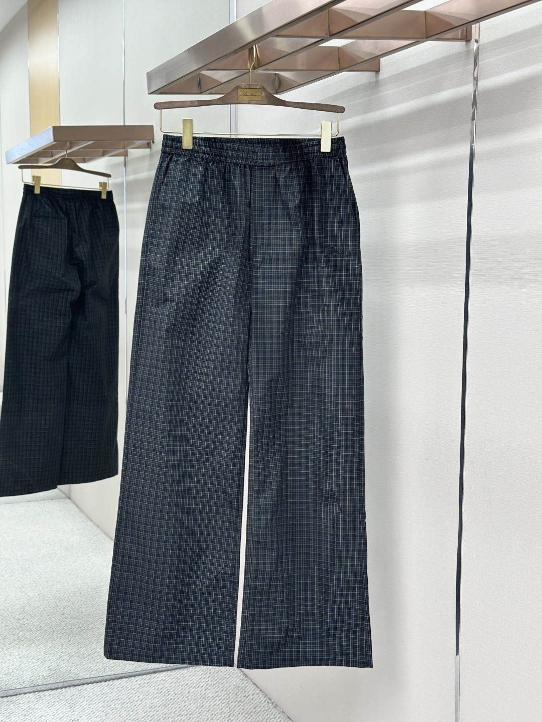 NO:857376,Balenciaga plaid wide-leg trousers ●Item No. 1684423-A40 ●Fabric yarn-dyed jacquard base fabric ●Process positioning cutting process ●Color gray ●Loose version ●Weight York ●Size 44-46-48  ●Description: The fabric is woven using high-density double warp and double weft yarn-dyed jacquard technology. It is not an ordinary printed and dyed plaid pattern, but pre-dyed and interwoven with warp and weft colored yarns. The plaid pattern is embedded with fabric layer texture, which has a strong three-dimensional effect, extremely high color fastness, and is not easy to fade and turn white. The fabric body has been pre-made  Multiple finishing including shrink setting, enzyme softening, and matte distressing, balancing stiffness and drape, taking into account the wearing properties of anti-wrinkle, anti-shrinkage, and non-deformation, with fine and advanced texture. The overall wiring is straight and delicate, the fabric is comfortable and soft, and the color is consistent without color difference.  It can be matched with the same style to create a fashionable look, and can be used in various occasions. Customized accessories, complete with three standards, same style for men and women!  ,,balenciaga,19860909Balenciaga 格纹阔腿长裤 ●货号1684423-A40 ●面料色织提花底布面料 ●工艺定位裁床工艺 ●颜色灰色 ●版型宽松版型 ●克重约克 ●尺码44-46-48 ●描述面料采用高密双经双纬色织提花工艺织造,并非普通印染格纹,而是经纬色纱预先定染交织成型,格纹纹路内嵌布层肌理,立体感强、色牢度极高,不易褪色泛白.布身经过预缩定型、酵素柔化、哑光做旧多重后整理,平衡挺括度与垂坠感,兼顾抗皱、抗缩水、不易变形的穿着属性,肌理层次细腻高级.整体走线平直细腻,面料舒适柔软,颜色一致无色差 能与同款搭配营造时尚造型,驾驭各种场合,定制辅料,三标齐全,男女同款！,,balenciaga,,Men's clothing