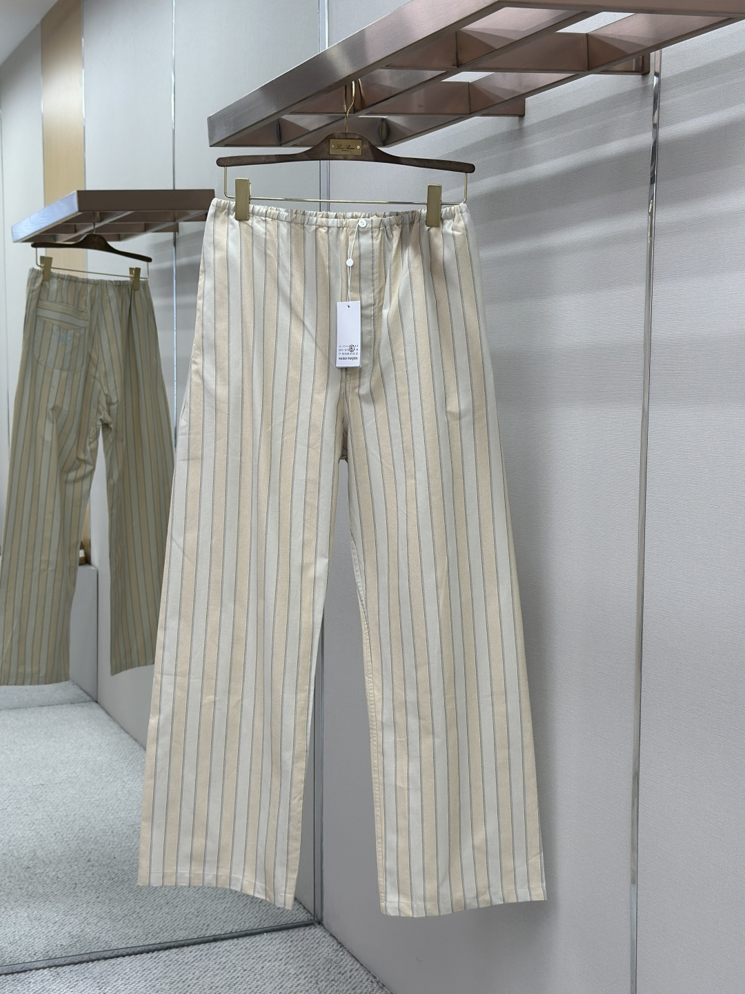 NO:857366,Maison Margiela black striped elastic waist straight casual pants ●Item No. 1684325-A50 ●Fabric woven fabric ●Process positioning cutting process ●Color black apricot ●Loose version ●Weight approximately 350 grams ●Size 46-48-50-52  ●The description is a deep integration of minimalist aesthetics and high-end precision craftsmanship. Relying on the brand's iconic deconstructed tailoring concept, with the full-cut piece-to-strip process as the core technical barrier, from fabric pre-processing to final inspection of finished products, high-end garment process standards are implemented throughout the process. The process complexity and production accuracy far exceed the ordinary casual pants category. The overall routing is straight and delicate, the fabric is comfortable and soft, and the color is consistent without color difference. It can be matched with the same style to create a fashionable look and control various occasions. Customized accessories, complete three standards, the same style for men and women!  ,,19860909Maison Margiela 黑色条纹松紧腰直筒休闲裤 ●货号1684325-A50 ●面料梭织面料 ●工艺定位裁床工艺 ●颜色黑色 杏色 ●版型宽松版型 ●克重约350克 ●尺码46-48-50-52 ●描述是极简美学与高阶精工工艺的深度融合,依托品牌标志性的解构剪裁理念,以全裁片对条工艺为核心技术壁垒,从面料预处理到成品终检,全程执行高定成衣工艺标准,工艺复杂度与制作精度远超普通休闲裤品类.整体走线平直细腻,面料舒适柔软,颜色一致无色差 能与同款搭配营造时尚造型,驾驭各种场合,定制辅料,三标齐全,男女同款！,,,Men's clothing