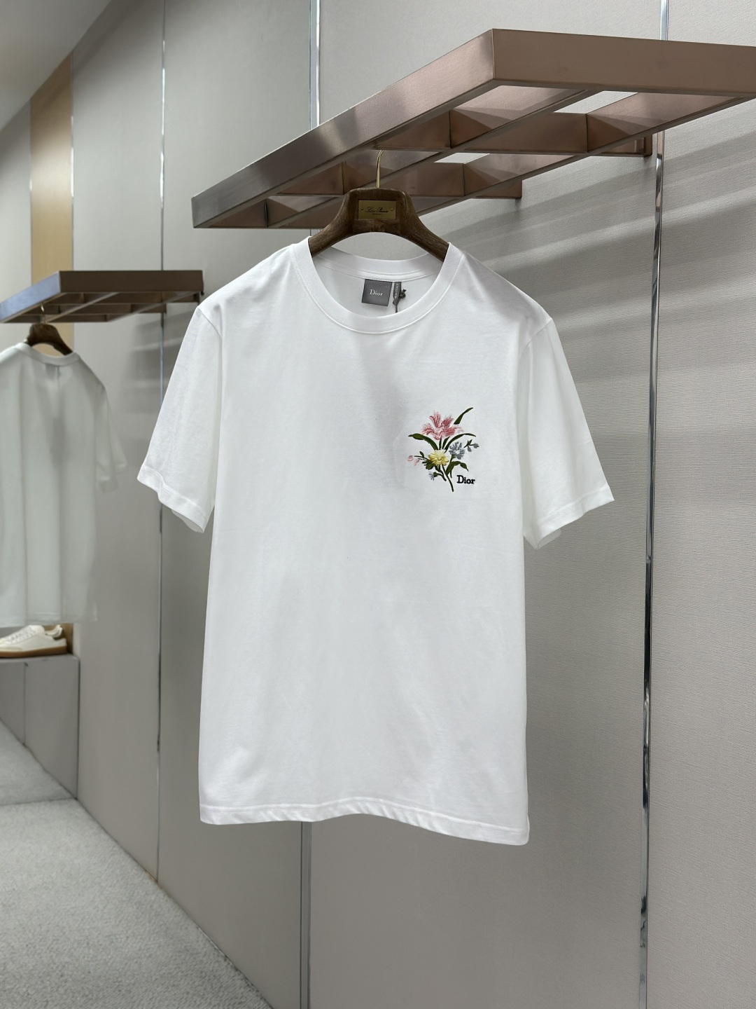 NO:857325,Dior bouquet printed and embroidered T-shirt ●Original version 5128 purchased and developed ●Item No. 1684273-A05 ●Fabric cotton ●Technical embroidery process ●Color black white ●Fit-fitting version ●Weight approximately 280 grams ●Size S-XL  ●Description: This Dior floral embroidered T-shirt is made of high-weight pure cotton fabric, with a crisp and soft texture, breathable and skin-friendly, and not easily deformed after long-term washing. The round neck adopts double-thread hemming technology, the threads are neat and smooth, and it is not easy to curl and deform. The floral pattern on the left chest uses precision embroidery technology, with fine and full stitching, rich color levels, and exquisite branding  The letter logo enhances recognition and a sense of luxury. The overall cut is a loose fit, with neat and smooth lines, and the sewing details are rigorous and regular without excess threads. It takes into account the comfort of daily wear and the brand's iconic elegant texture. It is a versatile item with both practicality and design. The overall wiring is straight and delicate, the fabric is comfortable and soft, and the color is consistent without color difference.  It can be matched with the same style to create a fashionable look, and can be used in various occasions. Customized accessories, complete with three standards, same style for men and women!  ,,dior,tees,t-shirt,19860909Dior 花束印绣结合T恤 ●原版5128购入开发 ●货号1684273-A05 ●面料全棉面料 ●工艺刺绣工艺 ●颜色黑色 白色 ●版型合身版型 ●克重约280克 ●尺码S-XL ●描述这款Dior花卉刺绣T恤采用高克重纯棉面料,质感挺括柔软,穿着透气亲肤,久洗不易变形.圆领采用双线包边工艺,走线工整平整,不易卷边变形.左胸的花卉图案采用精密刺绣工艺,针脚细腻饱满,色彩层次丰富,搭配精致的品牌字母标识,提升辨识度与高级感.整体剪裁为宽松版型,线条利落流畅,车缝细节严谨规整,无多余线头,兼顾日常穿着的舒适感与品牌标志性的优雅质感,是兼具实穿性与设计感的百搭单品.整体走线平直细腻,面料舒适柔软,颜色一致无色差 能与同款搭配营造时尚造型,驾驭各种场合,定制辅料,三标齐全,男女同款！,,dior,tees，t-shirt,,Men's clothing