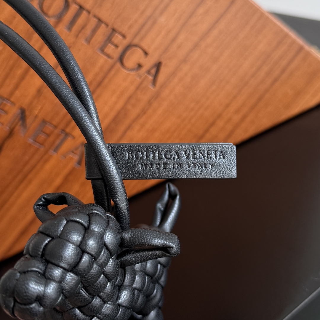 Bottega Veneta Woven Leather Dog Charm – Stylish Bag and Keychain Accessory 7 cmp i1742483859593 9189 0 5