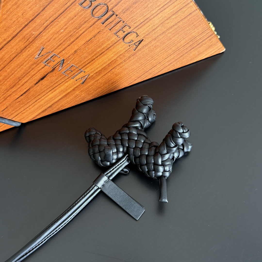 Bottega Veneta Woven Leather Dog Charm – Stylish Bag and Keychain Accessory 9 cmp i1742483859594 1139 0 7