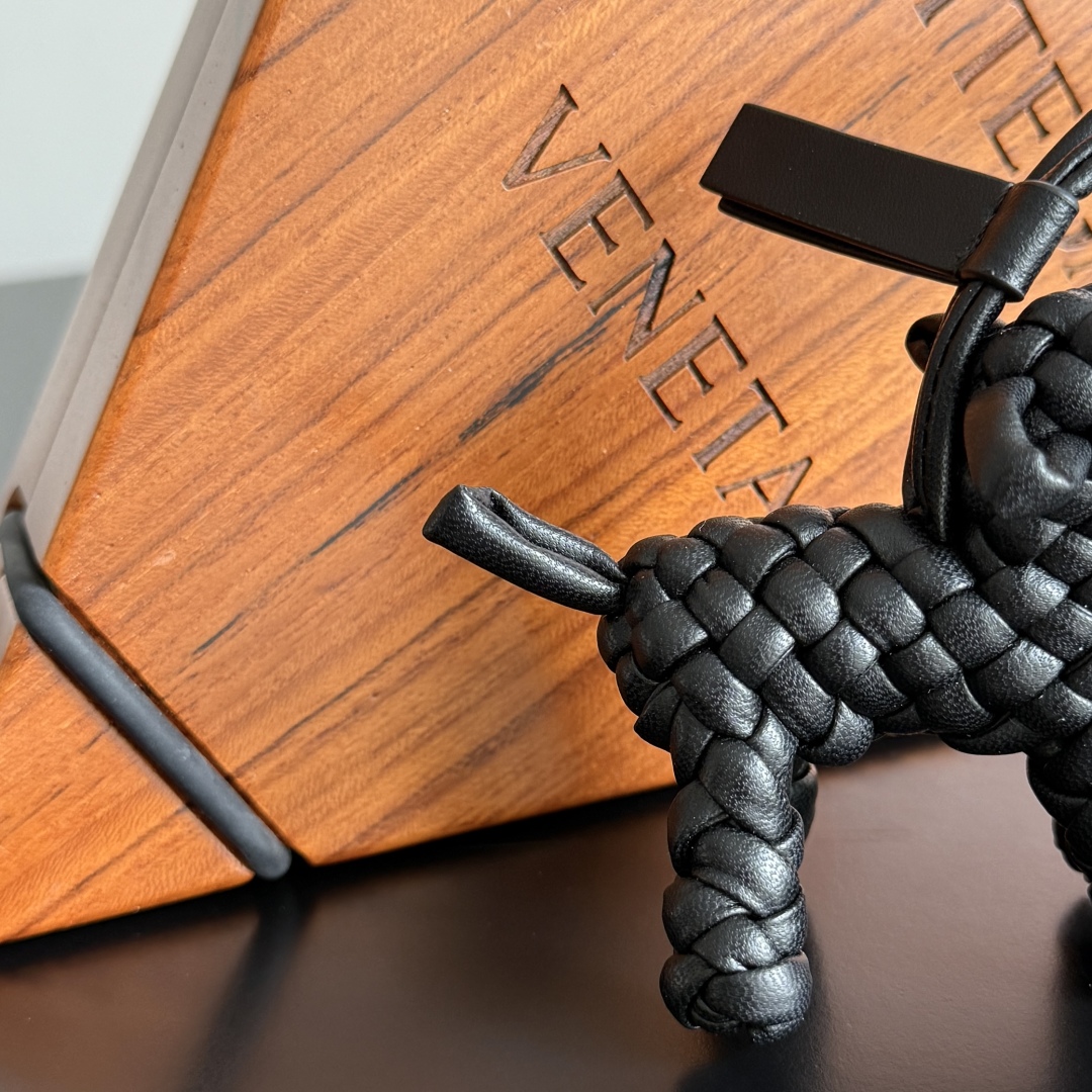 Bottega Veneta Woven Leather Dog Charm – Stylish Bag and Keychain Accessory 10 cmp i1742483868804 9963 0 8