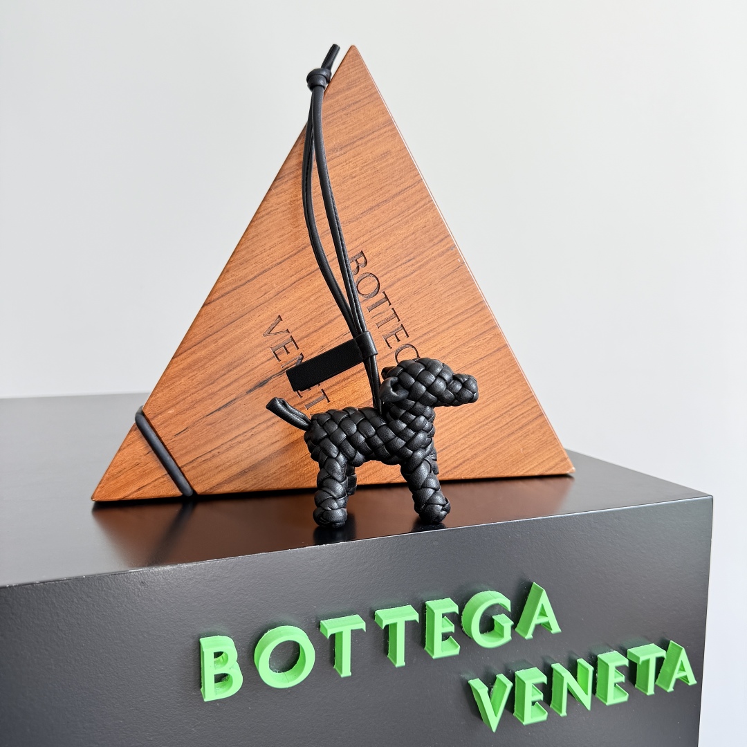 Bottega Veneta Woven Leather Dog Charm – Stylish Bag and Keychain Accessory 2 cmp i1742483868808 755 0 0