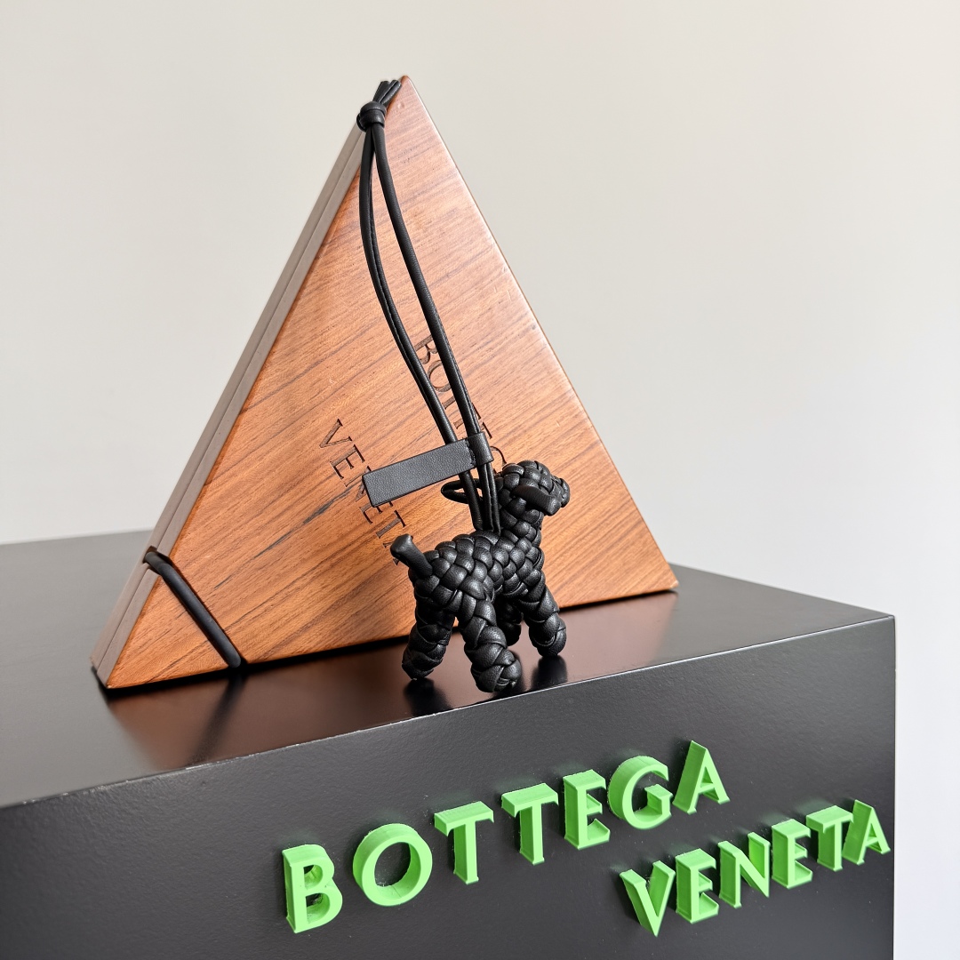 Bottega Veneta Woven Leather Dog Charm – Stylish Bag and Keychain Accessory 4 cmp i1742483894424 1554 0 2