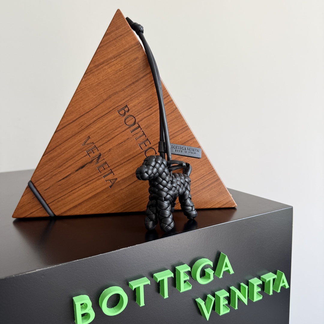 Bottega Veneta Woven Leather Dog Charm – Stylish Bag and Keychain Accessory 8 cmp i1742483894429 9577 0 6