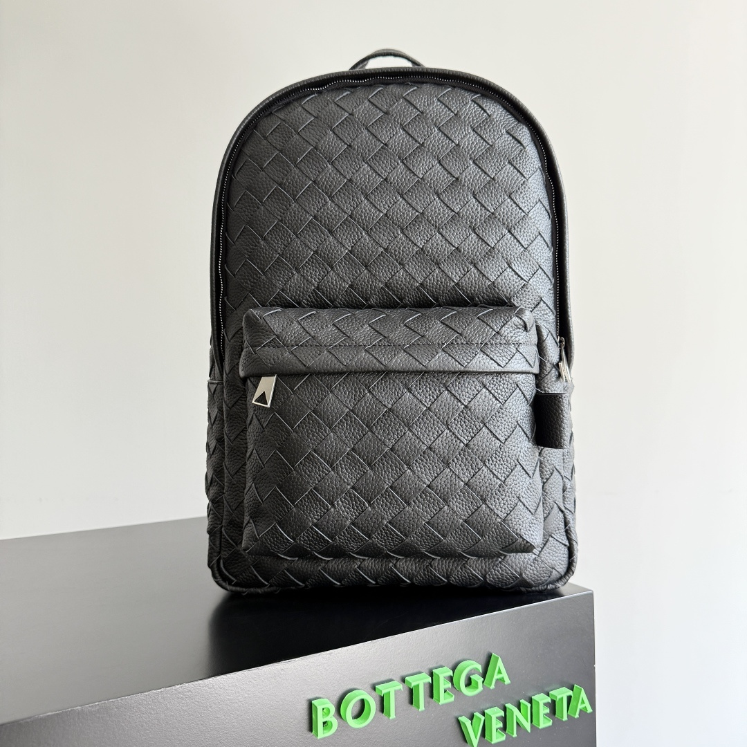 NO:340333,The Intrecciato braided backpack from the original BOTTEGA VENETA continues the brand’s classic ingenuity. The unique weaving process transforms the leather into delicate textures, which is as exquisite as artistic sculptures. It has a simple appearance but has high-level recognition. It is suitable for office commuting, can accommodate documents and digital equipment, and can also accommodate daily necessities. Whether it is matched with formal clothes to travel through the workplace or leisure travel, it uses BV (Bottega Veneta) style elegance and practicality to interpret 