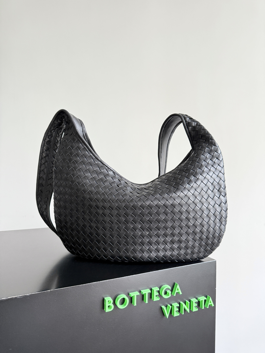 NO:339753,Extra-grade original leather BOTTEGA VENETA new medium-sized Veneto crossbody bag for men is made of lambskin, which extends elegantly to the strap. The upper body is perfectly fitted, and the light and neat shape is suitable for all your choices on business, travel or daily life. The top zipper, two internal compartments, and the capacity is super large. It is redesigned with a classic Veneta shape and has become a crossbody bag, which is simple and yet has a style. Although it is a positioned man's bag, it is also very suitable for girls' backs!  Super handsome on the back!  It has a more aura~ The shoulder strap is designed reasonably, and it is comfortable and stylish when cross-body. The bag has a practical capacity and is easy to install in daily life~ Whether it is a casual outfit or a formal outfit to commute, the fashion sense will rise sharply on your back!  Model number 826877 Size 38*24*2cm, Super BV, bottega veneta, bottega veneta, satchels, crossbody bags, sheepskin19860909特级 原厂皮 BOTTEGA VENETA 新品男士中号Veneto斜挎包 由小羊皮制成,优雅地延伸至背带,上身完美贴合,轻盈利落的造型适用您出差、旅行或日常的所有选择.顶部拉链,内部两个隔层,容量超大.用经典的Veneta形体再改版设计而成,变成了一款可以斜挎的包包,简约又不失格调.虽是定位男包,可女生背也超合适！背上身超帅气！更有气场~肩带设计合理,斜挎起来舒适又有型.包身容量实用,日常所需轻松装下~无论是搭配休闲装出街,还是搭配正装通勤,背上它,时尚感直线上升！ 款号826877 尺寸38*24*2cm,特级BV,bottega veneta,bottega veneta,satchels,crossbody bags,sheepskin,Bag