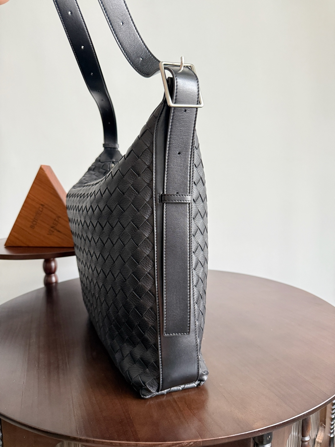 Bottega Veneta Traveler Hobo Bag: Soft Leather, Spacious, and Adjustable Strap 3 cmp i1748244199676 6480 0 1