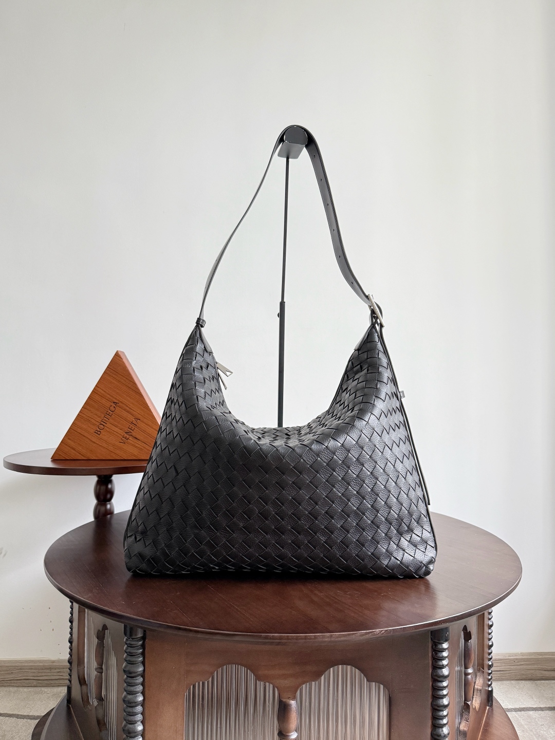 Bottega Veneta Traveler Hobo Bag: Soft Leather, Spacious, and Adjustable Strap 2 cmp i1748244201302 3181 0 0