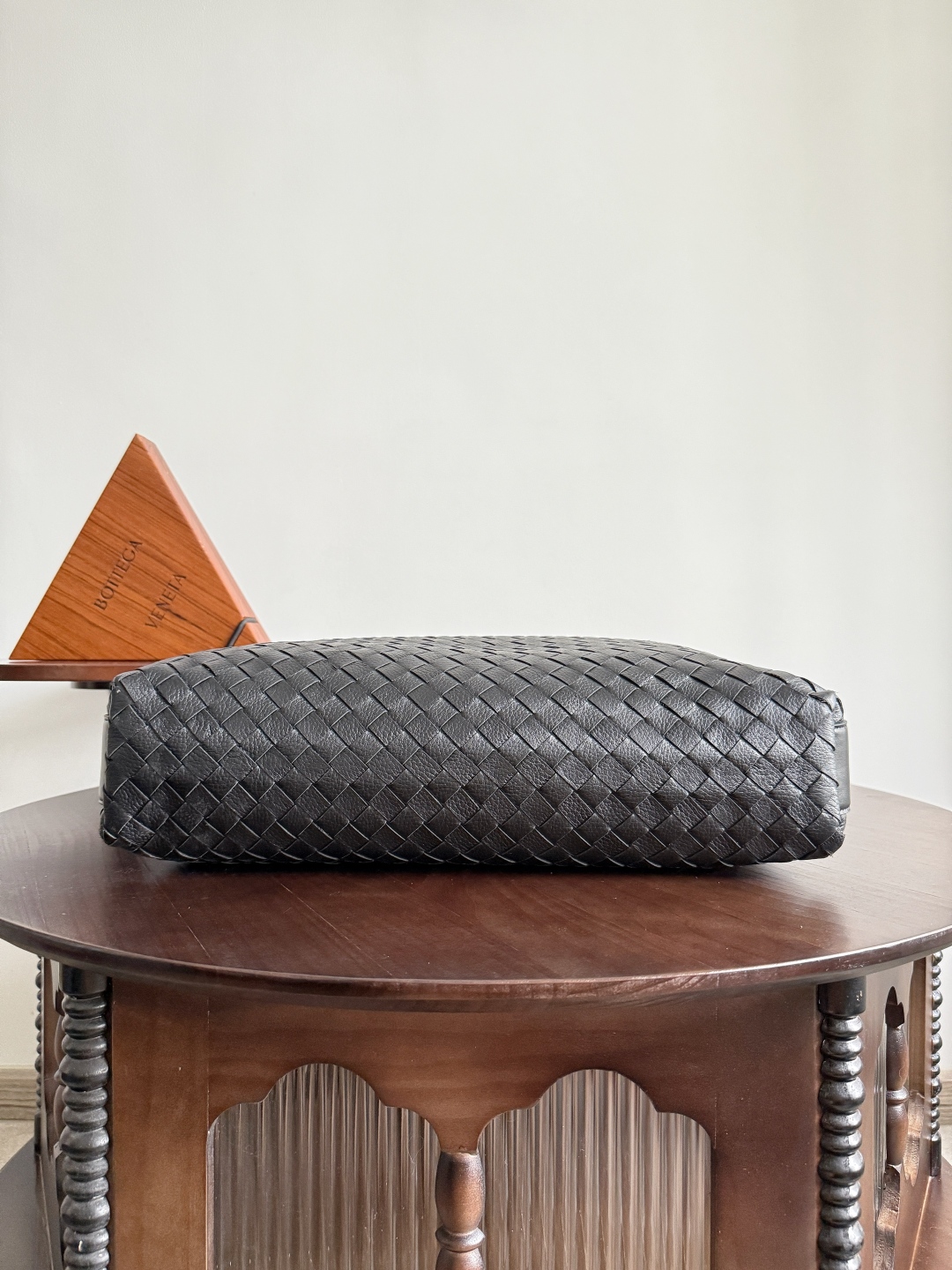 Bottega Veneta Traveler Hobo Bag: Soft Leather, Spacious, and Adjustable Strap 5 cmp i1748244201361 9567 0 3
