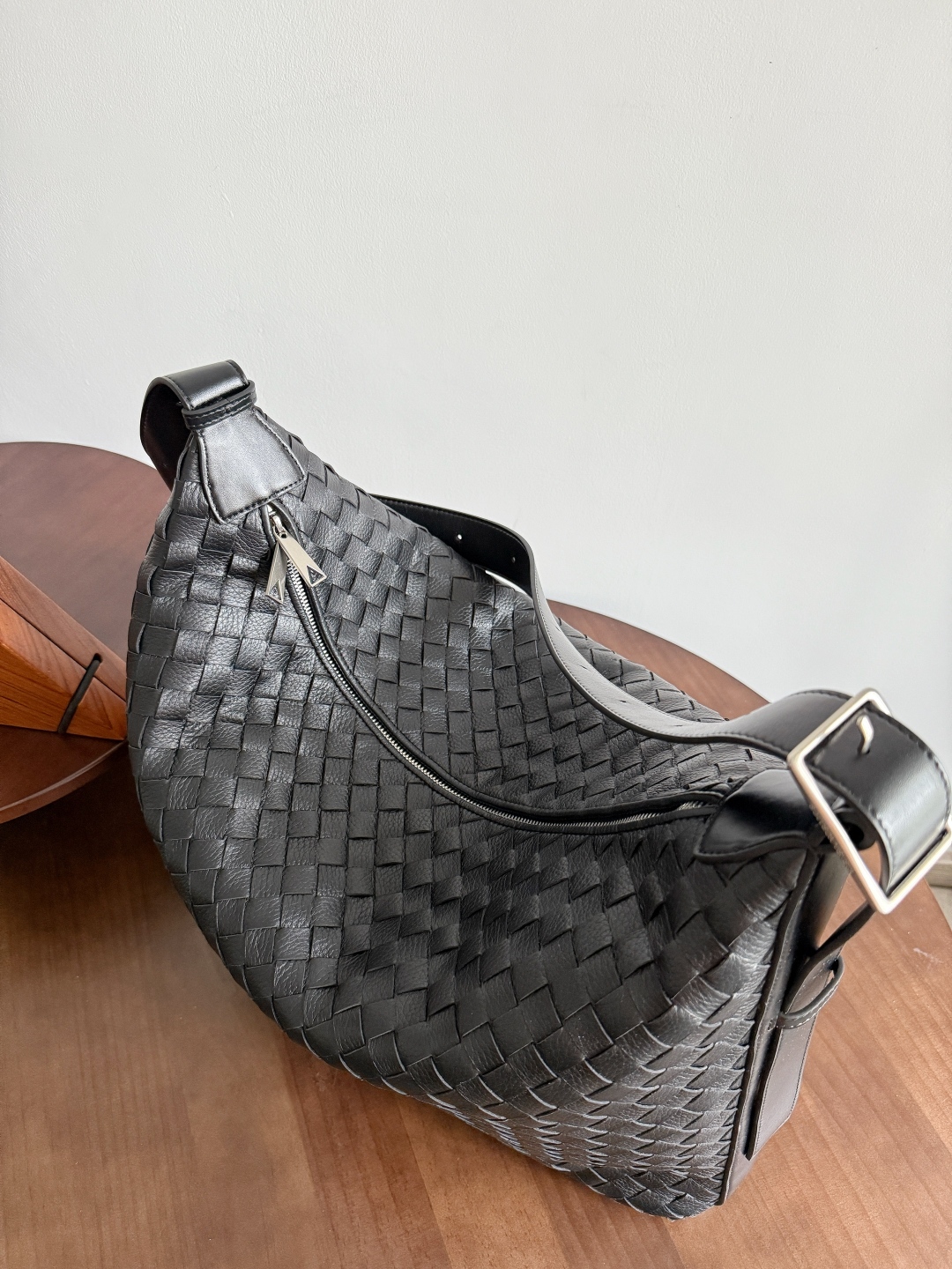 Bottega Veneta Traveler Hobo Bag: Soft Leather, Spacious, and Adjustable Strap 8 cmp i1748244201413 1285 0 6
