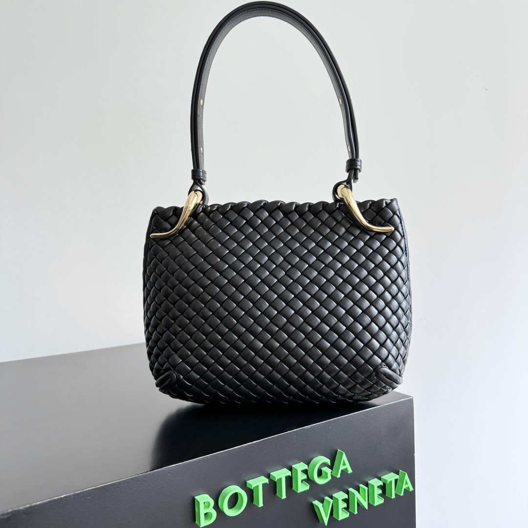 BV’s new early spring Clicker arc-shaped bag✅
Flat yet textured
With curved metal design
Fashionable and elegant😍Every style will be imprinted with your story
Logo and identity are an expression
And I choose to be as silent as the answer to a riddle
Bottega Veneta Classic Intreccio Braided Leather Clicker Bag
Simplicity reveals luxury and elegance
Style number: 730968
Size: 28*10*24