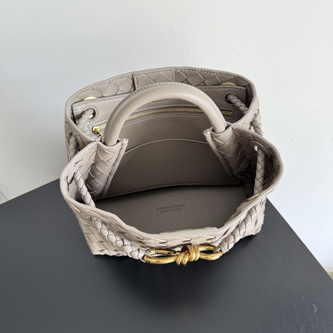 BV的新款Andiamo出货啦‼️真的实火Bottega Veneta 本季推出的新款Andiamo编