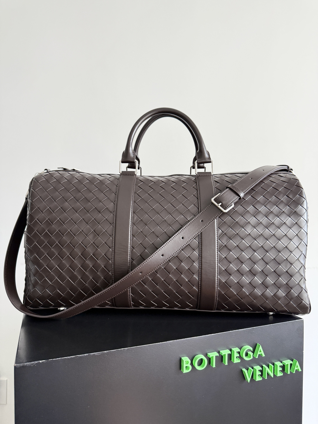 BV woven large travel bag is a very recognizable travel bag. This travel bag is unique and uses classic weaving technology to make travel exquisite. The large-capacity design satisfies daily short-distance travel and is very suitable for elites who often travel on business.
Style number: 795287
Size: 55*29*24cm