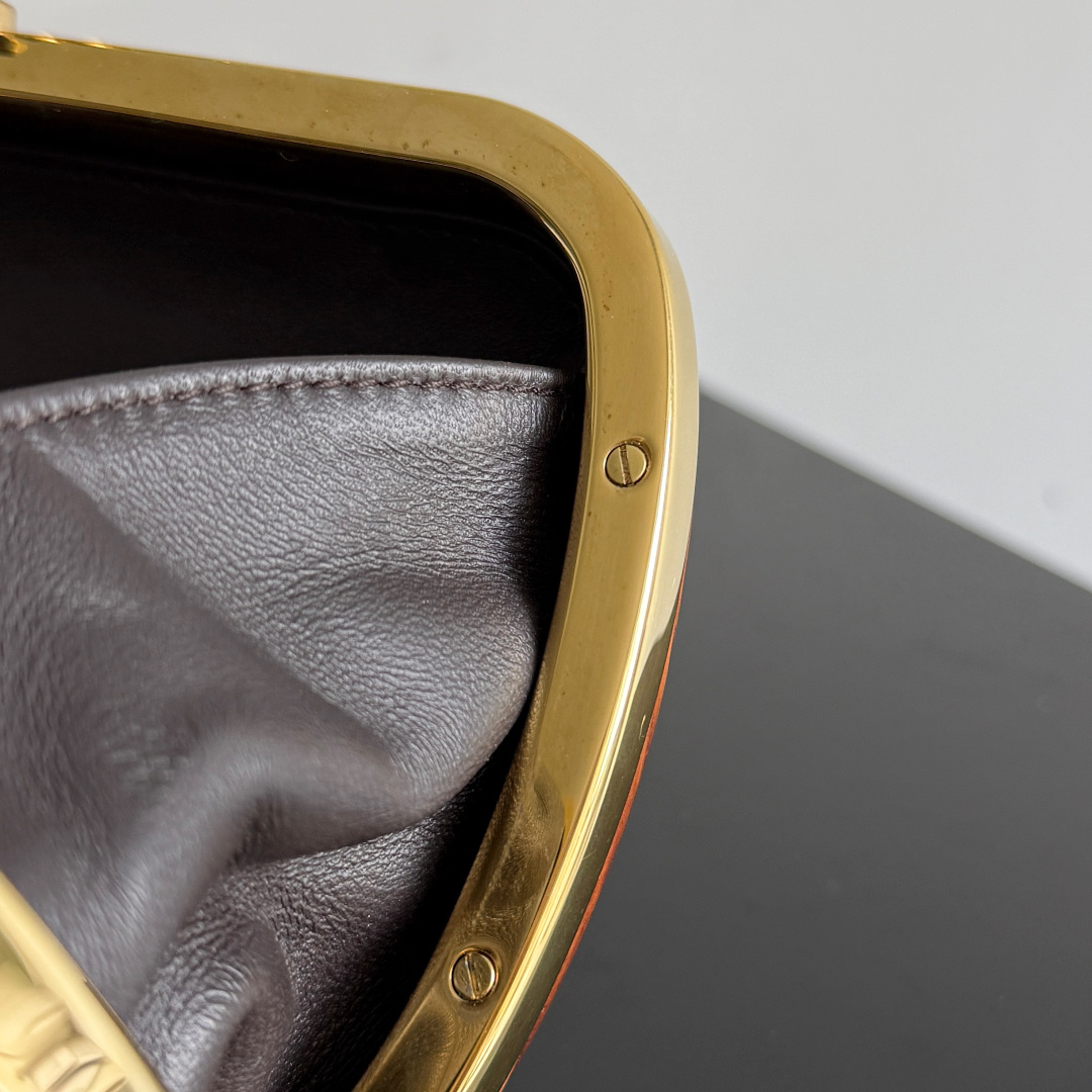 BOTTEGA VENETA2025 New Kont Banquet PackageWhen the natural texture of wood meets the brass edging, the BV dinner bag becomes a work of art in the fashion industry, with every grain of wood being a mark of time, delicate and unique. The brass metal buckle is adorned with starlight, creating a sense of ceremony when opened. It is the focus of the dinner party, able to easily store your exquisite small items. The warmth of the wood and the coolness of the metal collide, telling a niche and luxurious style in every gesture, allowing you to bloom with unique charm in every feast.Style number: 804292 (717622)Color: ChestnutSize: 20.5 * 6 * 12.5cm photo 6