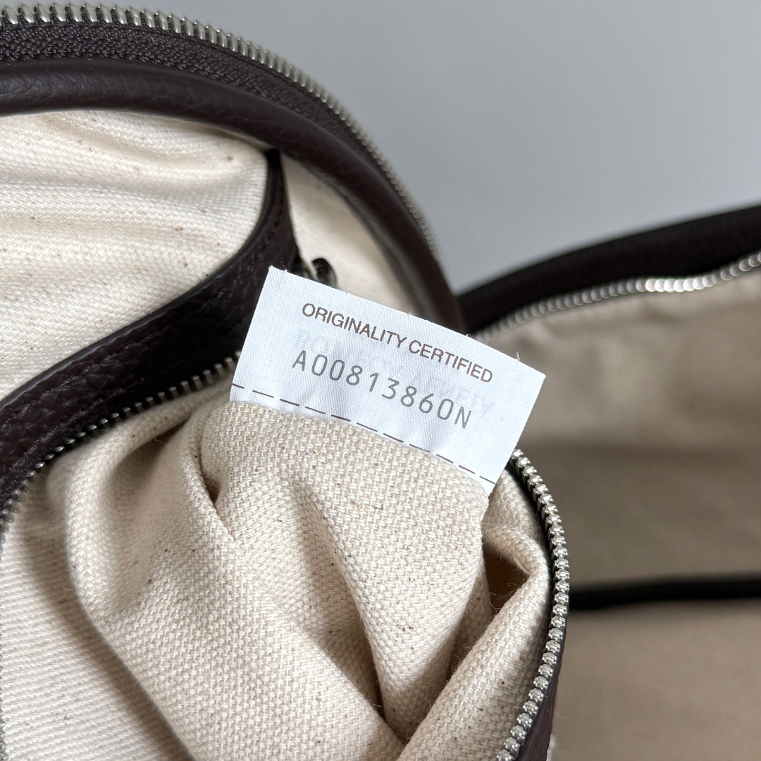 BOTTEGA VENETA 的这款 Intrecciato 编织双肩包，延续品牌经典匠心💼 独特的编织工艺，将皮革幻化成细腻纹理，似艺术雕塑般精致。它外观简约却自带高级辨识度，大容量空间适配办公通勤，装得下文件、数码设备，也能容纳日常小物。不管是搭配正装穿梭职场，还是休闲出行，都用 BV（Bottega Veneta）式的优雅与实用，诠释“经典永不过时”，背上它，每一步都走成品味的彰显✨。
款号：833158（730732）
尺寸：30*46*14cm