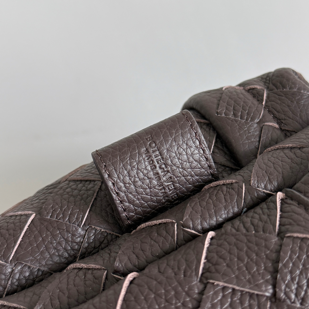 BOTTEGA VENETA 的这款 Intrecciato 编织双肩包，延续品牌经典匠心💼 独特的编织工艺，将皮革幻化成细腻纹理，似艺术雕塑般精致。它外观简约却自带高级辨识度，大容量空间适配办公通勤，装得下文件、数码设备，也能容纳日常小物。不管是搭配正装穿梭职场，还是休闲出行，都用 BV（Bottega Veneta）式的优雅与实用，诠释“经典永不过时”，背上它，每一步都走成品味的彰显✨。
款号：833158（730732）
尺寸：30*46*14cm