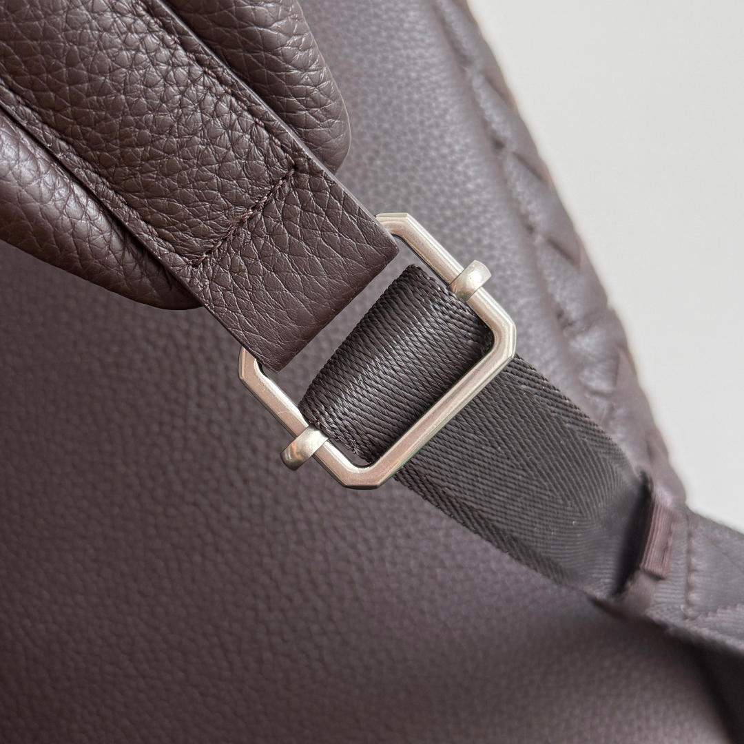 BOTTEGA VENETA 的这款 Intrecciato 编织双肩包，延续品牌经典匠心💼 独特的编织工艺，将皮革幻化成细腻纹理，似艺术雕塑般精致。它外观简约却自带高级辨识度，大容量空间适配办公通勤，装得下文件、数码设备，也能容纳日常小物。不管是搭配正装穿梭职场，还是休闲出行，都用 BV（Bottega Veneta）式的优雅与实用，诠释“经典永不过时”，背上它，每一步都走成品味的彰显✨。
款号：833158（730732）
尺寸：30*46*14cm