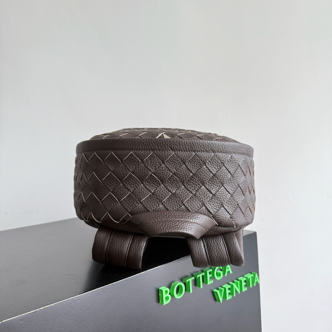 BOTTEGA VENETA 的这款 Intrecciato 编织双肩包，延续品牌经典匠心💼 独特的编织工艺，将皮革幻化成细腻纹理，似艺术雕塑般精致。它外观简约却自带高级辨识度，大容量空间适配办公通勤，装得下文件、数码设备，也能容纳日常小物。不管是搭配正装穿梭职场，还是休闲出行，都用 BV（Bottega Veneta）式的优雅与实用，诠释“经典永不过时”，背上它，每一步都走成品味的彰显✨。
款号：833158（730732）
尺寸：30*46*14cm