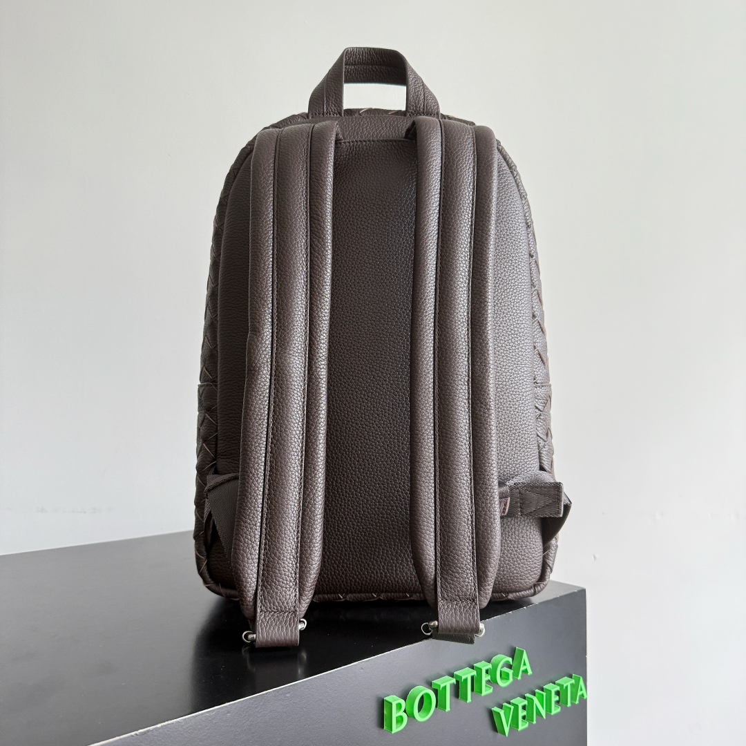 BOTTEGA VENETA 的这款 Intrecciato 编织双肩包，延续品牌经典匠心💼 独特的编织工艺，将皮革幻化成细腻纹理，似艺术雕塑般精致。它外观简约却自带高级辨识度，大容量空间适配办公通勤，装得下文件、数码设备，也能容纳日常小物。不管是搭配正装穿梭职场，还是休闲出行，都用 BV（Bottega Veneta）式的优雅与实用，诠释“经典永不过时”，背上它，每一步都走成品味的彰显✨。
款号：833158（730732）
尺寸：30*46*14cm