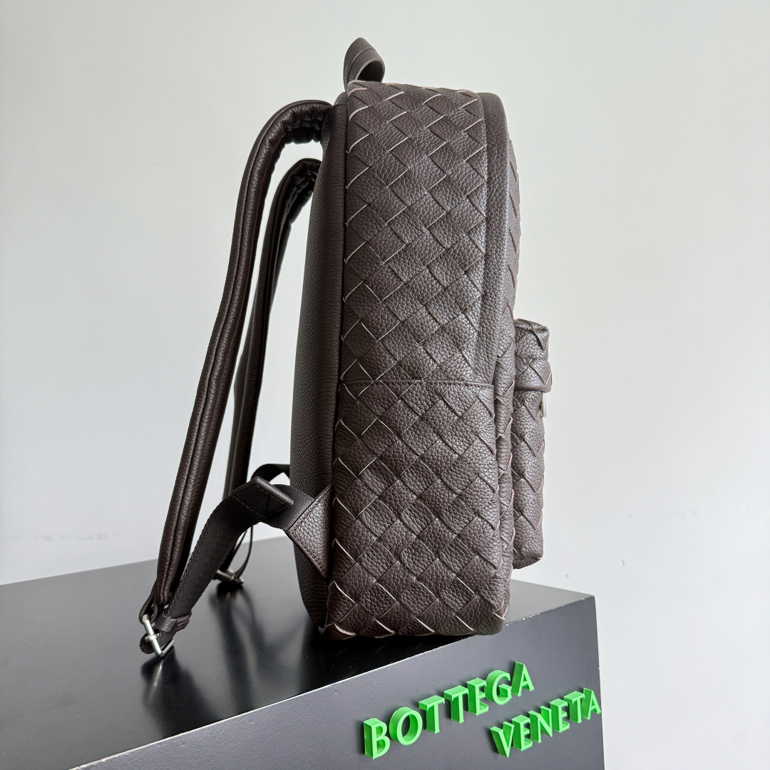 BOTTEGA VENETA 的这款 Intrecciato 编织双肩包，延续品牌经典匠心💼 独特的编织工艺，将皮革幻化成细腻纹理，似艺术雕塑般精致。它外观简约却自带高级辨识度，大容量空间适配办公通勤，装得下文件、数码设备，也能容纳日常小物。不管是搭配正装穿梭职场，还是休闲出行，都用 BV（Bottega Veneta）式的优雅与实用，诠释“经典永不过时”，背上它，每一步都走成品味的彰显✨。
款号：833158（730732）
尺寸：30*46*14cm