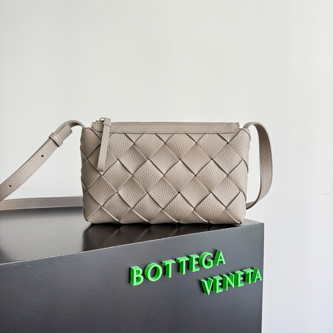 NO:340918,Special grade original leather BOTTEGA VENETA Baodie Home's new Diago zipper backpack, summer bag is new [turning] A new men's crossbody bag made of high-quality calf leather, the overall texture is natural, and the luster of the bag changes at any time with different light. The seemingly simple bag is very attentive in the details, and it is definitely carefully handmade to achieve this effect. The calf leather is delicate and soft, and it is particularly comfortable to carry it close to the body. There is also a large zippered compartment and an open lining inside. When you go shopping, there is such a light and soft small bag that can free your hands and reduce the burden of travel. The happiness value can be raised up. Model number 837112 Size 25*15*5cm, Super BV, bottega veneta, bottega veneta, bottega  veneta,satchels,crossbody bags,cowhide19860909特级 原厂皮 BOTTEGA VENETA葆蝶家新品Diago拉链背提包,夏日小包上新啦[转圈]采用优质小牛皮制作的新款男士斜挎包,整体呈现自然的纹理,随着光线不同包包的光泽感随时在发生变化,看似简约的包包,在细节处十分用心,绝对是精心手工制作才能达到这种效果,小牛皮皮质细腻柔软,贴身背着特别舒服,内里还附有一个带拉链大隔层和开口式内衬,出门逛街旅行,有这么一个轻便柔软的小包可以解放双手,减轻出行负担,开心值都能再往上提一提 款号837112 尺寸25*15*5cm,特级BV,bottega veneta,bottega veneta,bottega veneta,satchels,crossbody bags,cowhide,Bag