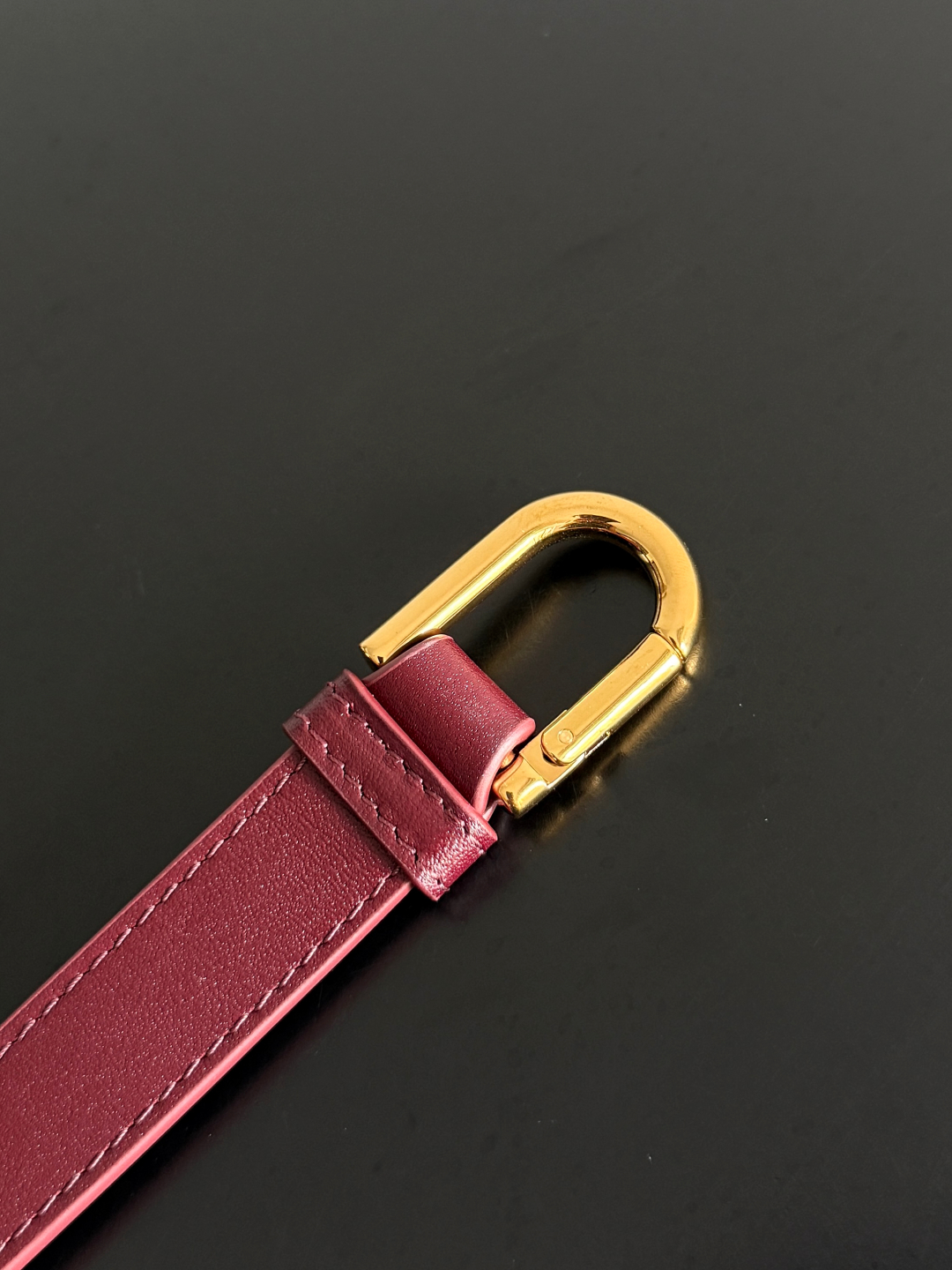 BOTTEGA VENETA2025新品Andiamo水桶包
这只包包是采用了丝滑的小牛皮革🐂，Intrecciato编织内部口袋，独特又吸睛！简约流畅的水桶包型，经典又百搭，不管是搭配简约的基础款，还是时髦的个性穿搭，它都能💯适配，轻松提升整体造型的时尚感~金色绳结🪢点缀编织亮点，风里桂花香，宣告着秋日讯息✉️宝子们买包一定要认准三条：🎨颜值即正义🧵工艺超绝👜实用度拉满
款号：844169
尺寸：24*34*12cm