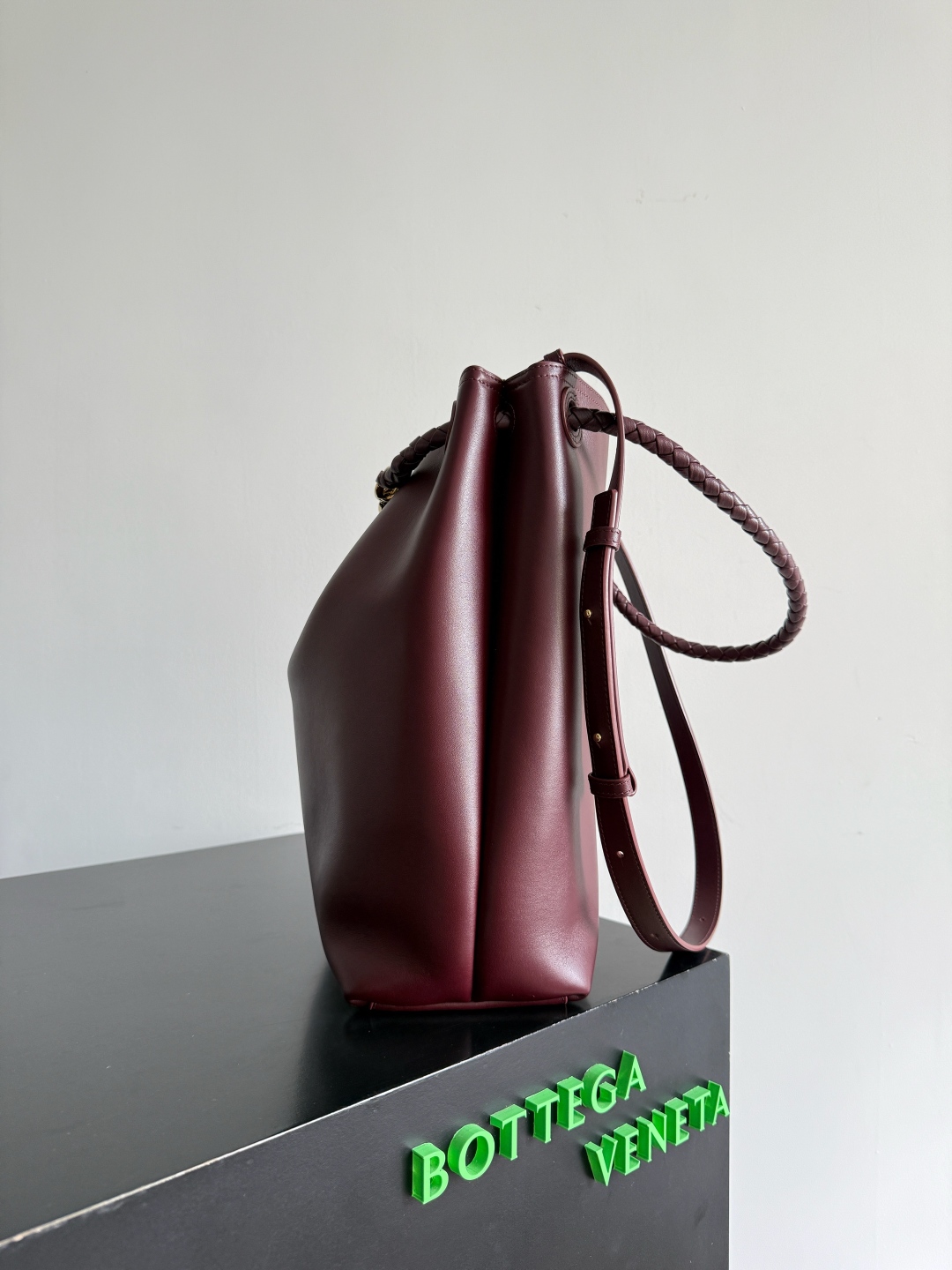 BOTTEGA VENETA2025新品Andiamo水桶包
这只包包是采用了丝滑的小牛皮革🐂，Intrecciato编织内部口袋，独特又吸睛！简约流畅的水桶包型，经典又百搭，不管是搭配简约的基础款，还是时髦的个性穿搭，它都能💯适配，轻松提升整体造型的时尚感~金色绳结🪢点缀编织亮点，风里桂花香，宣告着秋日讯息✉️宝子们买包一定要认准三条：🎨颜值即正义🧵工艺超绝👜实用度拉满
款号：844169
尺寸：24*34*12cm