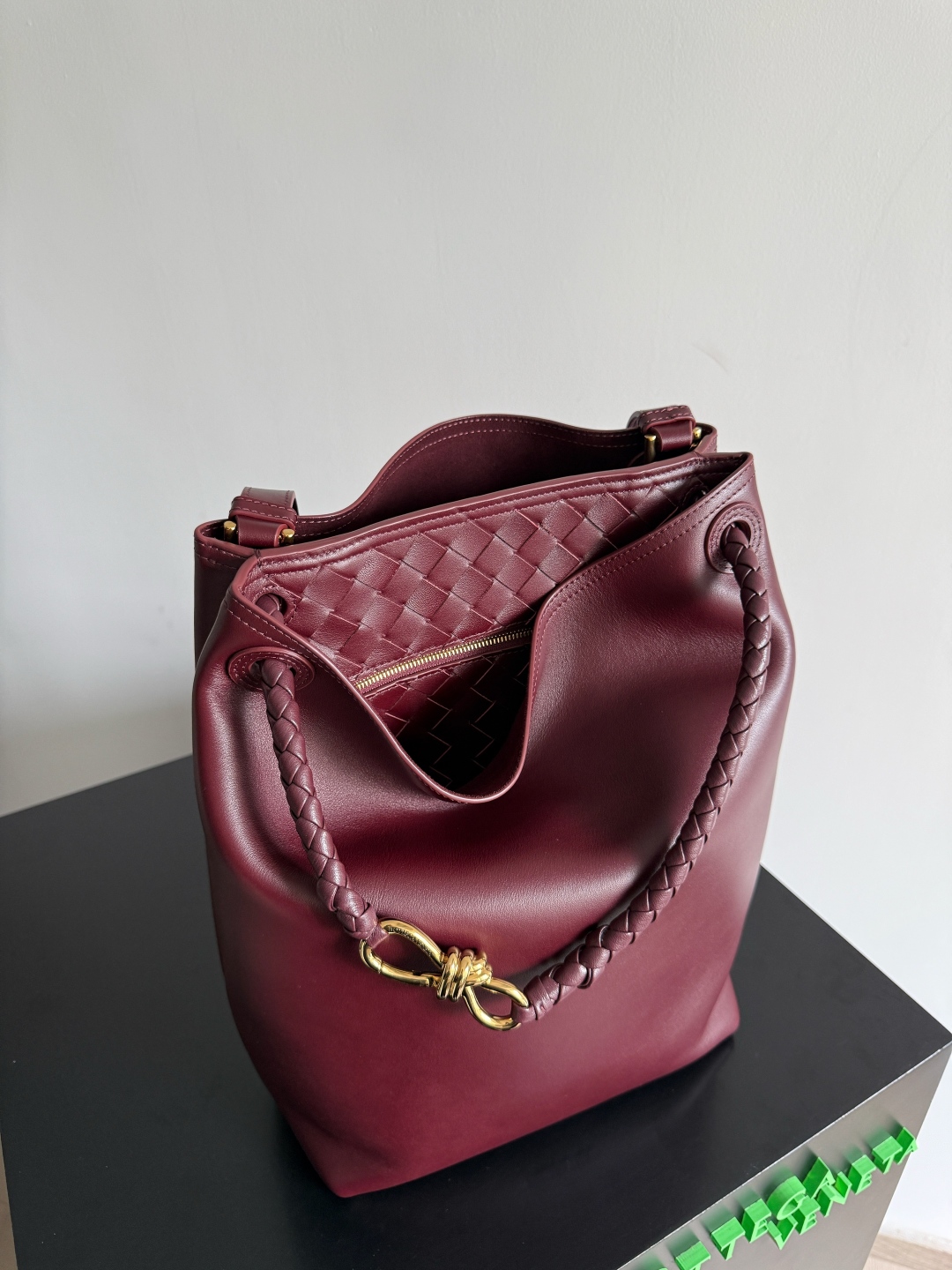BOTTEGA VENETA2025新品Andiamo水桶包
这只包包是采用了丝滑的小牛皮革🐂，Intrecciato编织内部口袋，独特又吸睛！简约流畅的水桶包型，经典又百搭，不管是搭配简约的基础款，还是时髦的个性穿搭，它都能💯适配，轻松提升整体造型的时尚感~金色绳结🪢点缀编织亮点，风里桂花香，宣告着秋日讯息✉️宝子们买包一定要认准三条：🎨颜值即正义🧵工艺超绝👜实用度拉满
款号：844169
尺寸：24*34*12cm