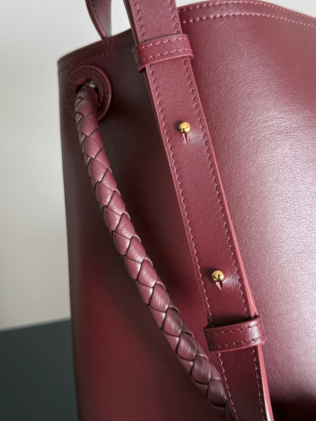 BOTTEGA VENETA2025新品Andiamo水桶包
这只包包是采用了丝滑的小牛皮革🐂，Intrecciato编织内部口袋，独特又吸睛！简约流畅的水桶包型，经典又百搭，不管是搭配简约的基础款，还是时髦的个性穿搭，它都能💯适配，轻松提升整体造型的时尚感~金色绳结🪢点缀编织亮点，风里桂花香，宣告着秋日讯息✉️宝子们买包一定要认准三条：🎨颜值即正义🧵工艺超绝👜实用度拉满
款号：844169
尺寸：24*34*12cm