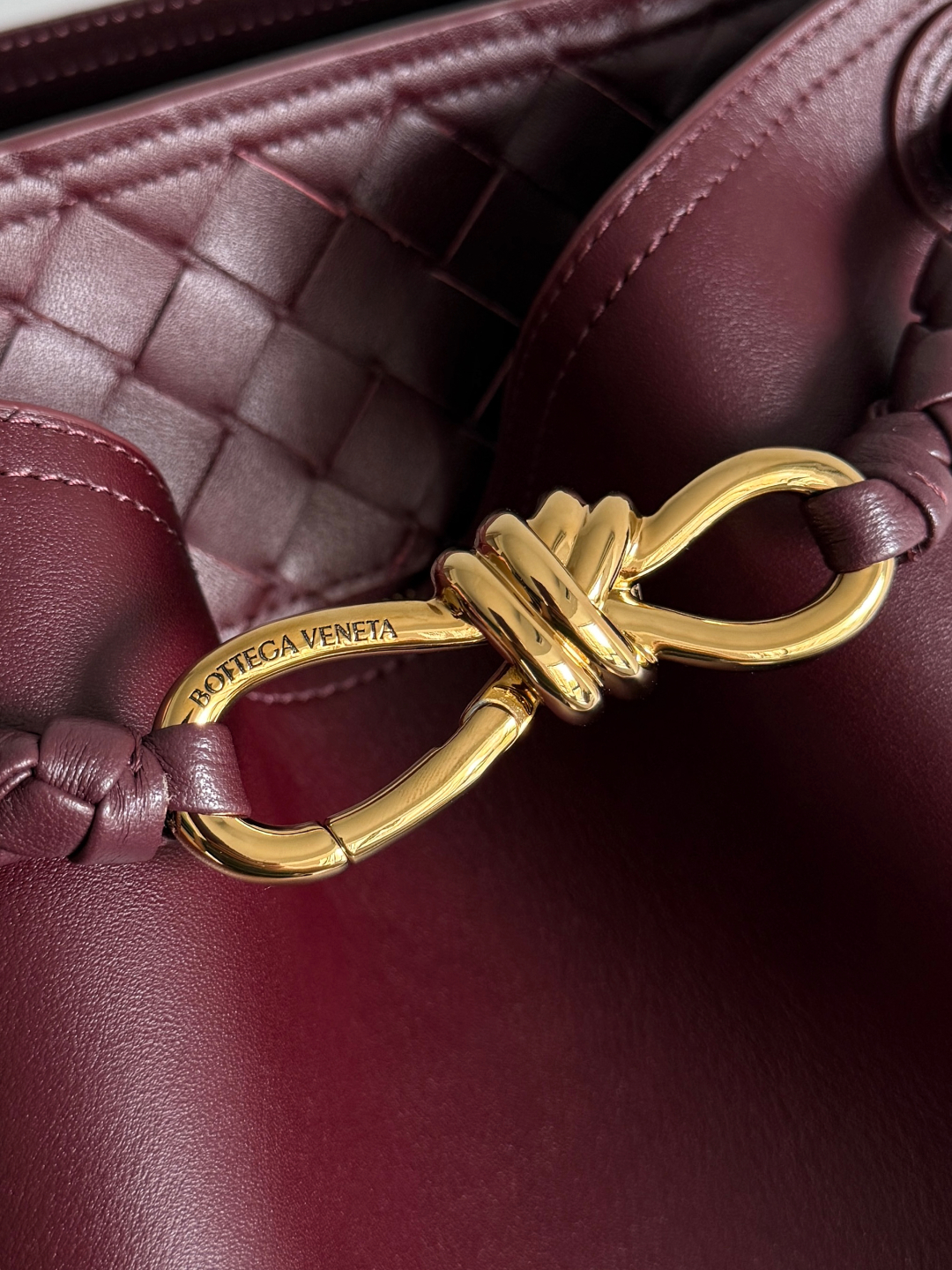 BOTTEGA VENETA2025新品Andiamo水桶包
这只包包是采用了丝滑的小牛皮革🐂，Intrecciato编织内部口袋，独特又吸睛！简约流畅的水桶包型，经典又百搭，不管是搭配简约的基础款，还是时髦的个性穿搭，它都能💯适配，轻松提升整体造型的时尚感~金色绳结🪢点缀编织亮点，风里桂花香，宣告着秋日讯息✉️宝子们买包一定要认准三条：🎨颜值即正义🧵工艺超绝👜实用度拉满
款号：844169
尺寸：24*34*12cm